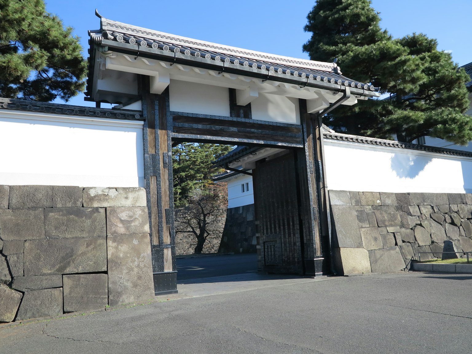 傳統日本門結構與石牆