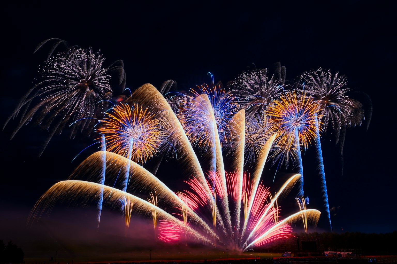 夜空に広がる色とりどりの花火が美しく輝くシーン
