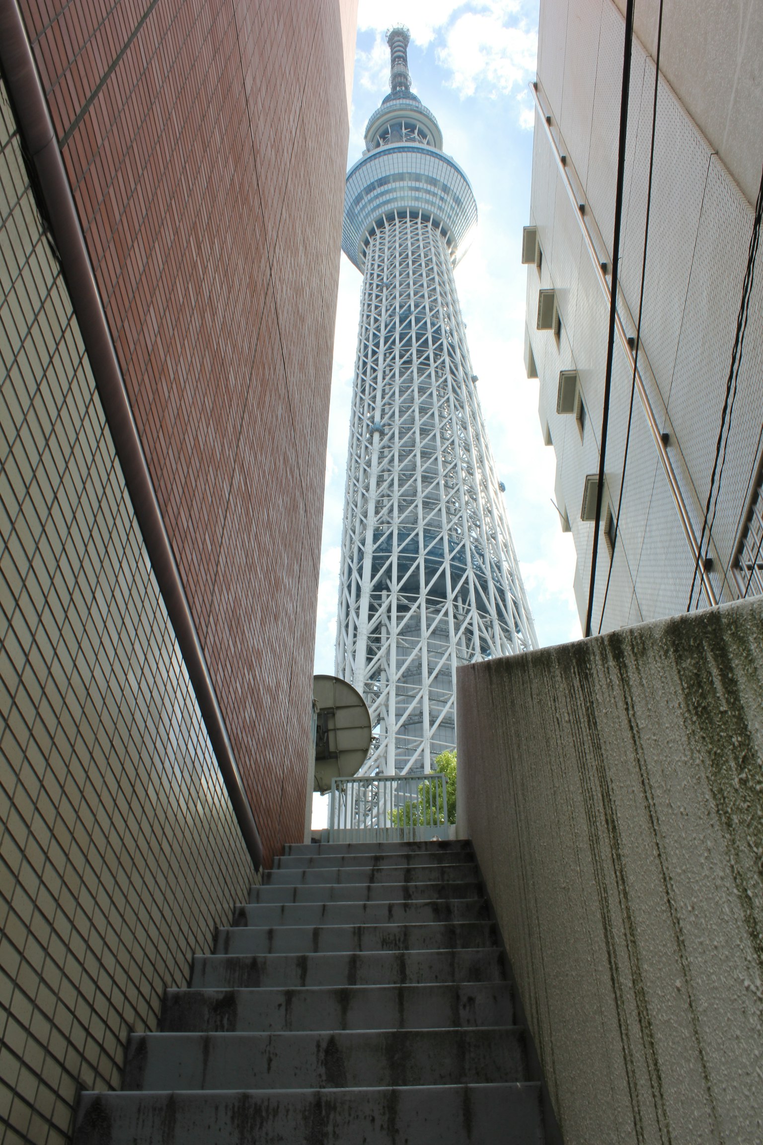 東京スカイツリーの下からの視点階段の先に見える