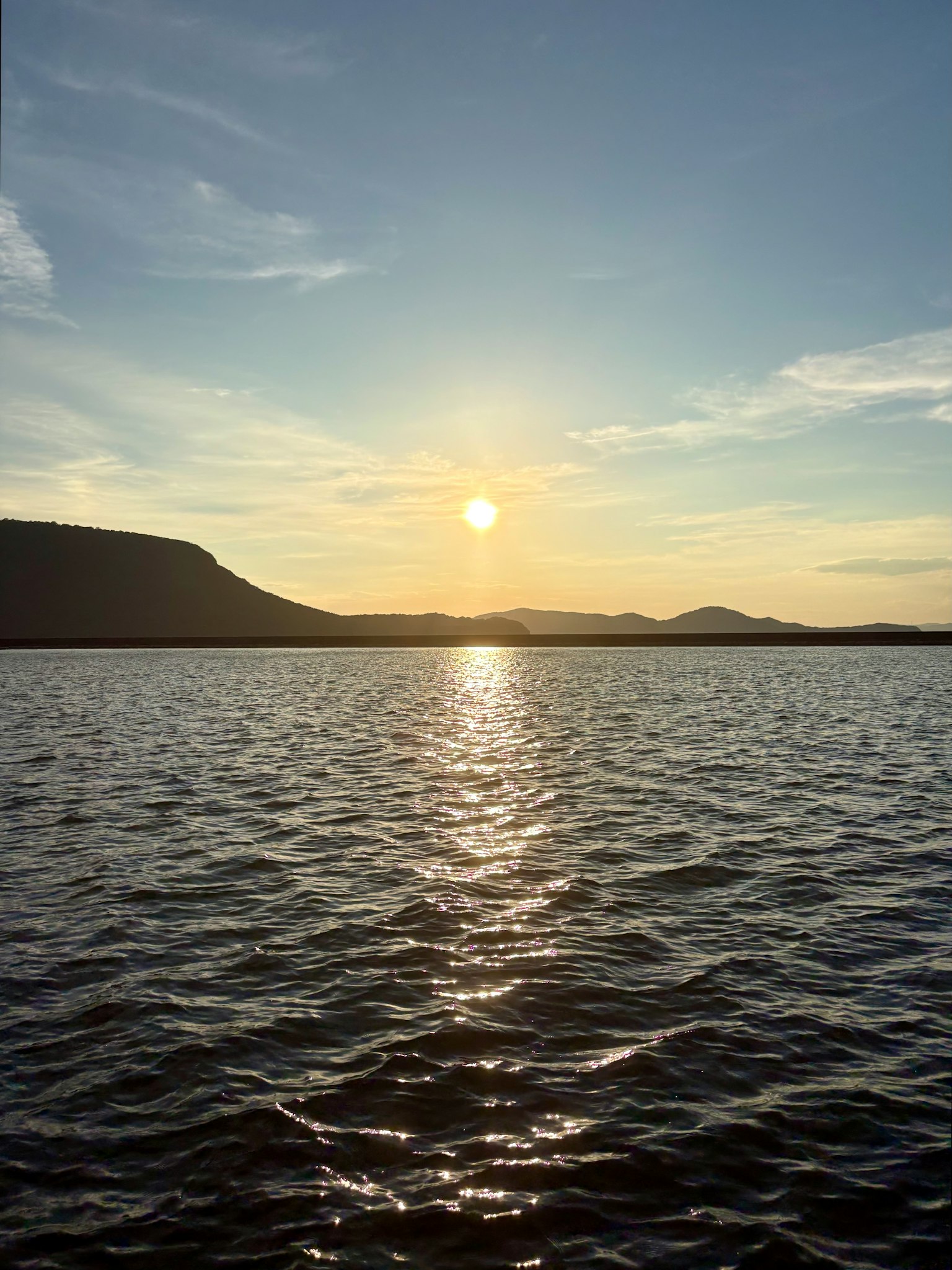 夕日が水面に反射する美しい湖の風景