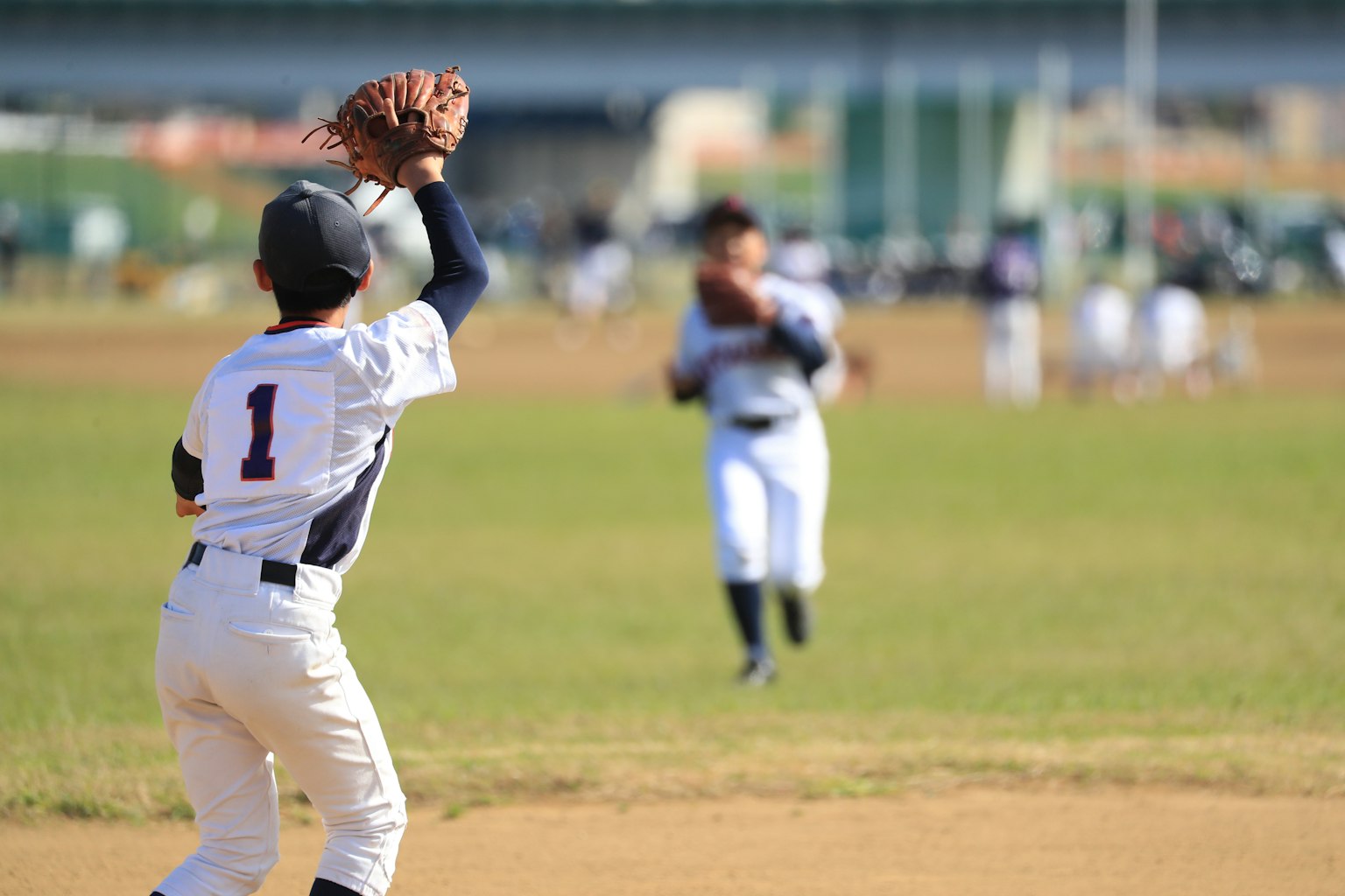 Giocatori di baseball in azione che lanciano e ricevono una palla