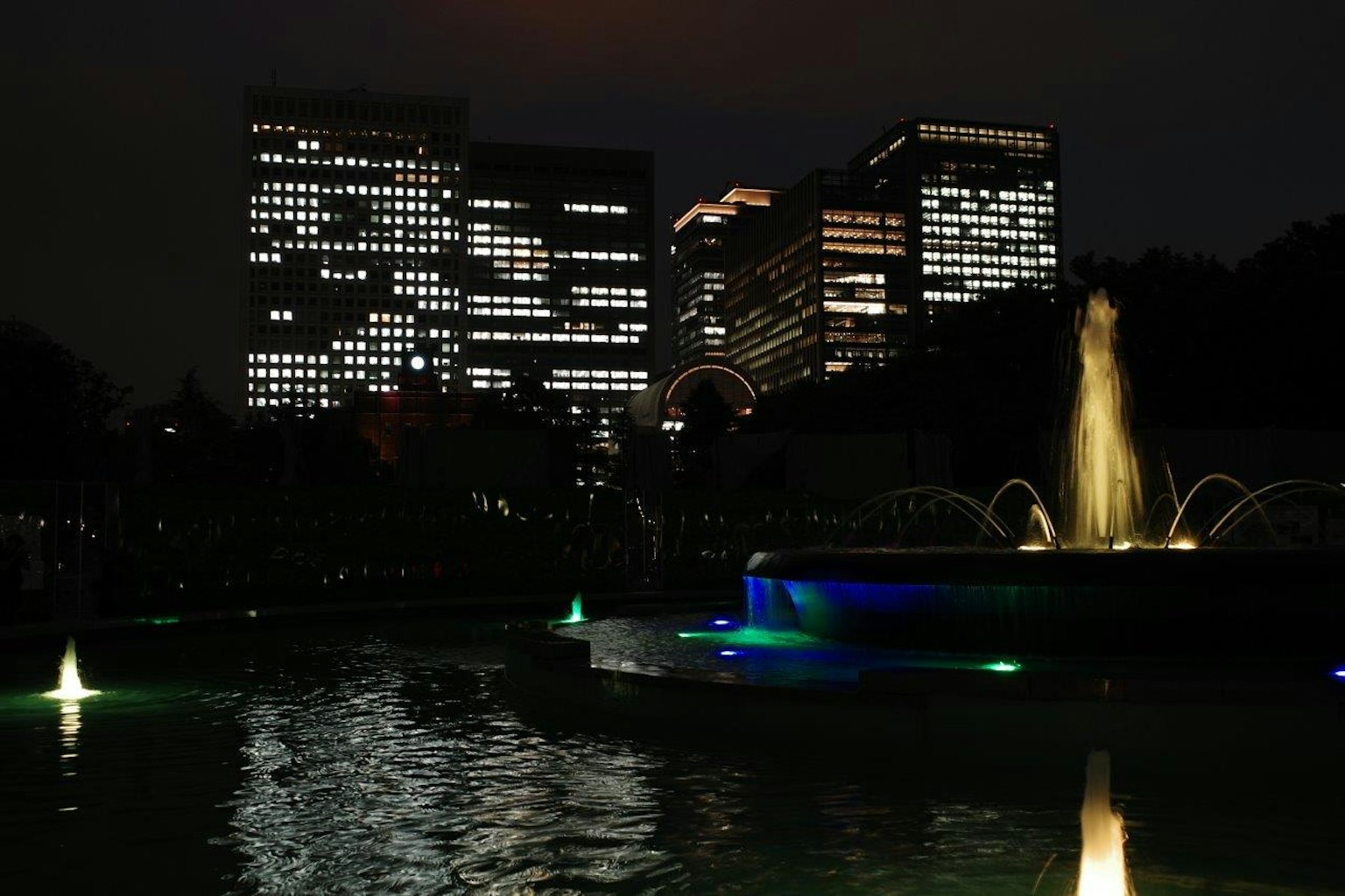 夜景中的噴泉與照亮的建築