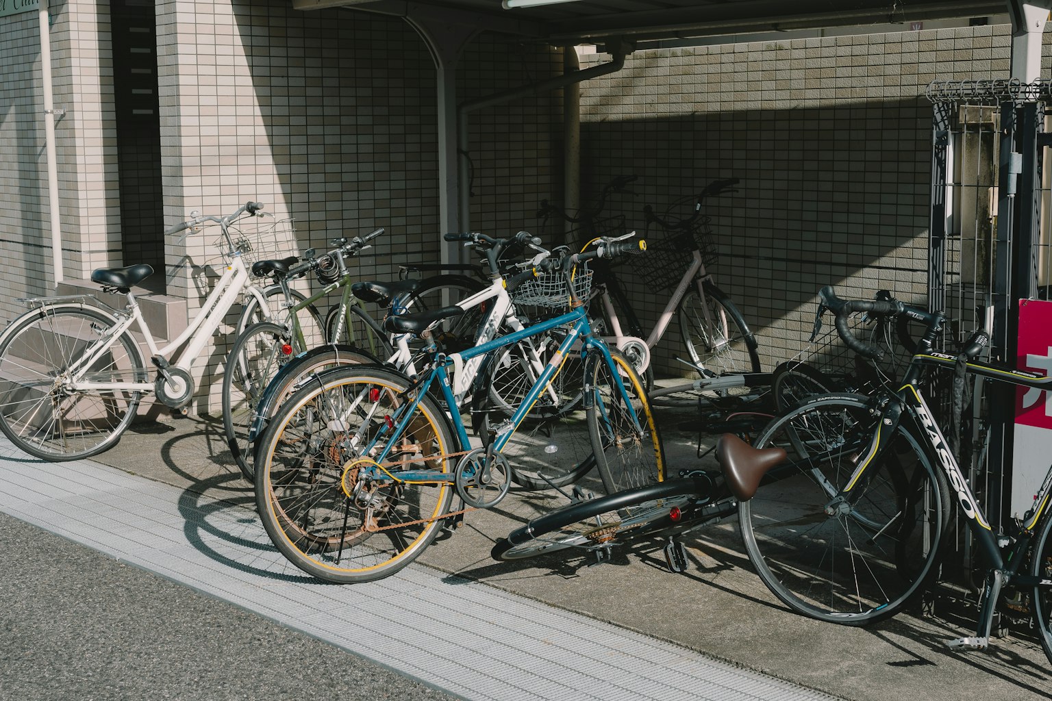 Una colección de bicicletas estacionadas incluyendo bicicletas blancas y azules