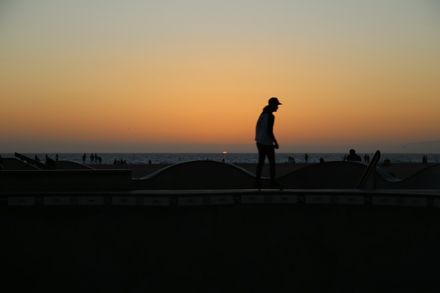 Silueta de una persona caminando en un tejado al atardecer