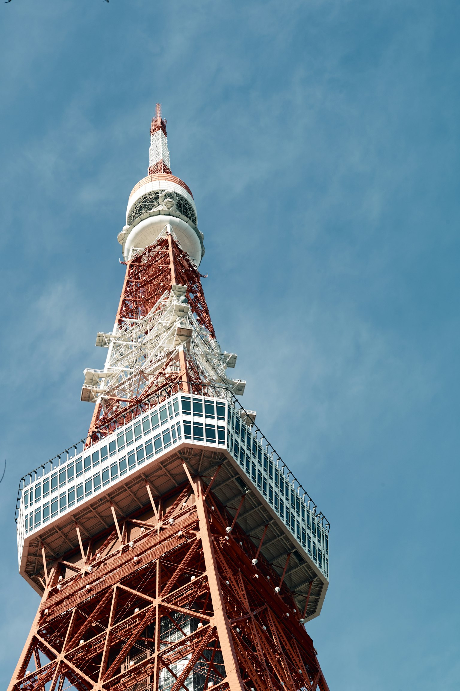 Vista della cima della Torre di Tokyo contro un cielo blu