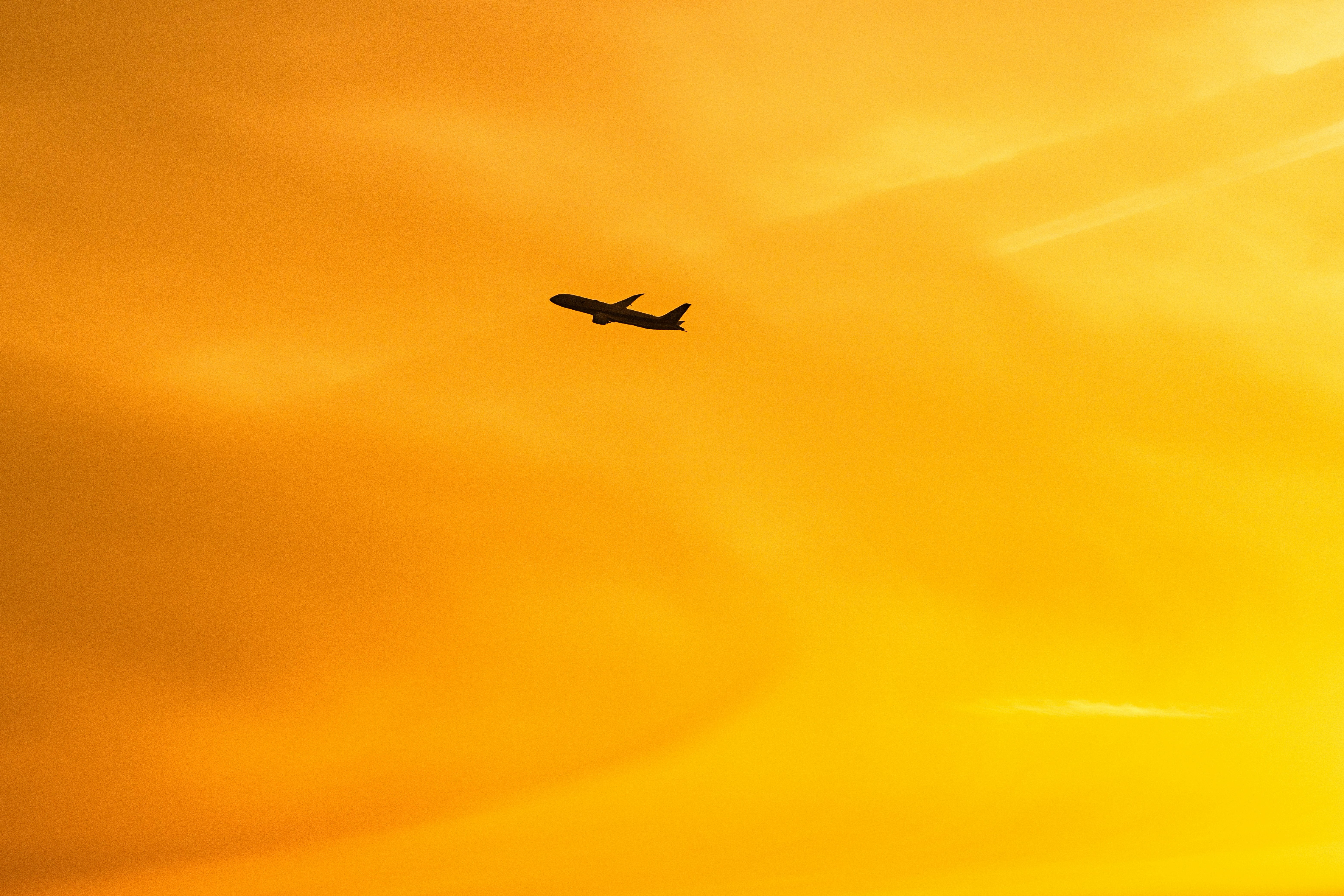 夕焼け空に飛ぶ飛行機