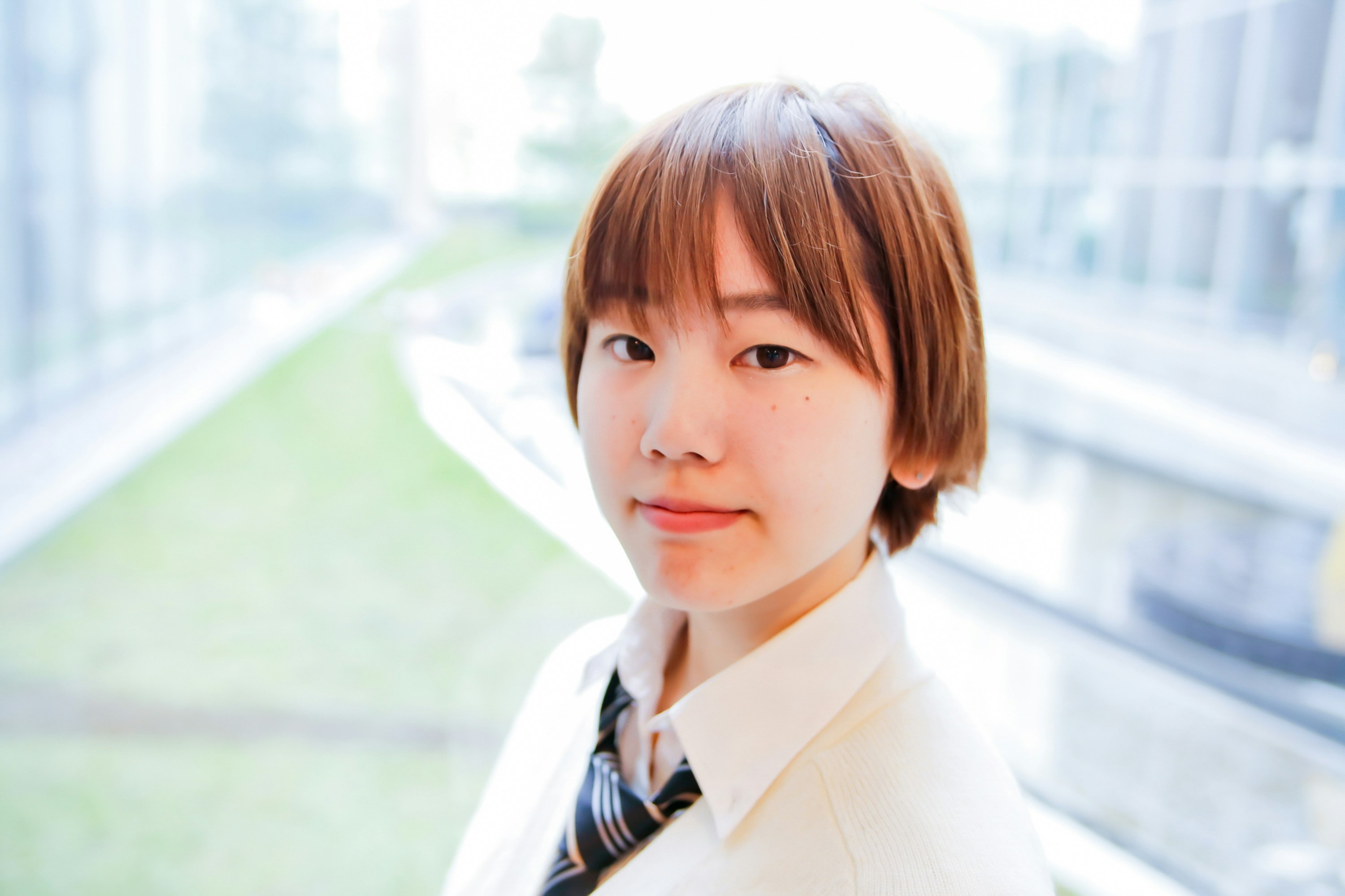 軌道旁步道上的校服人物肖像