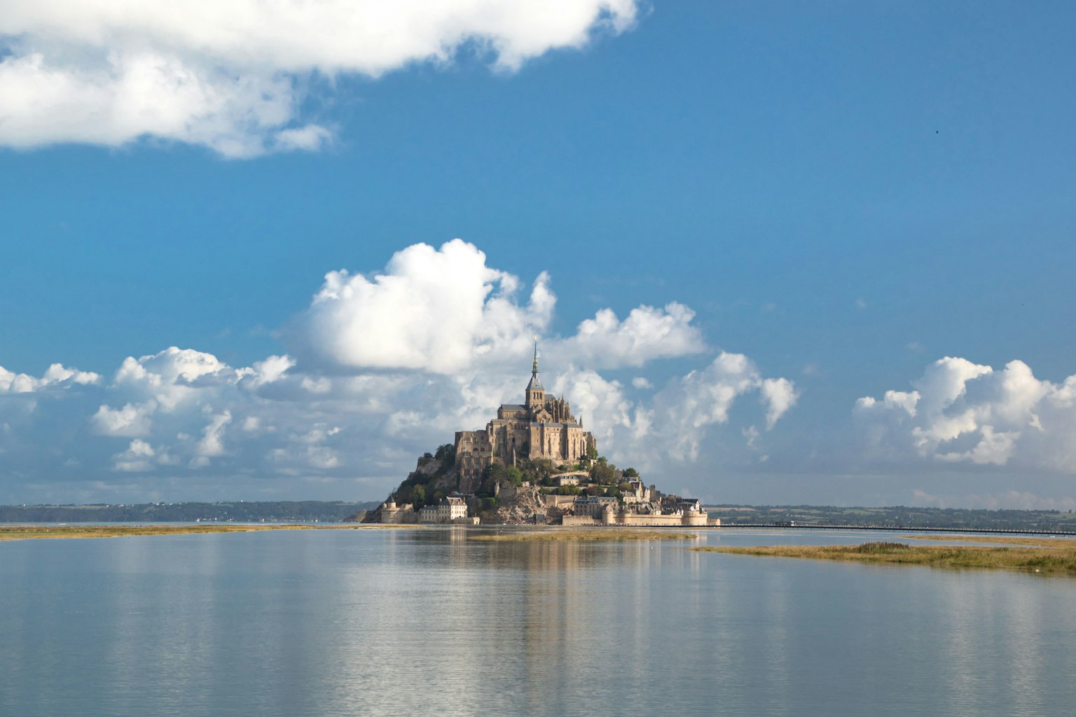 Cảnh đẹp của Mont Saint-Michel với bầu trời xanh và mây trên hòn đảo