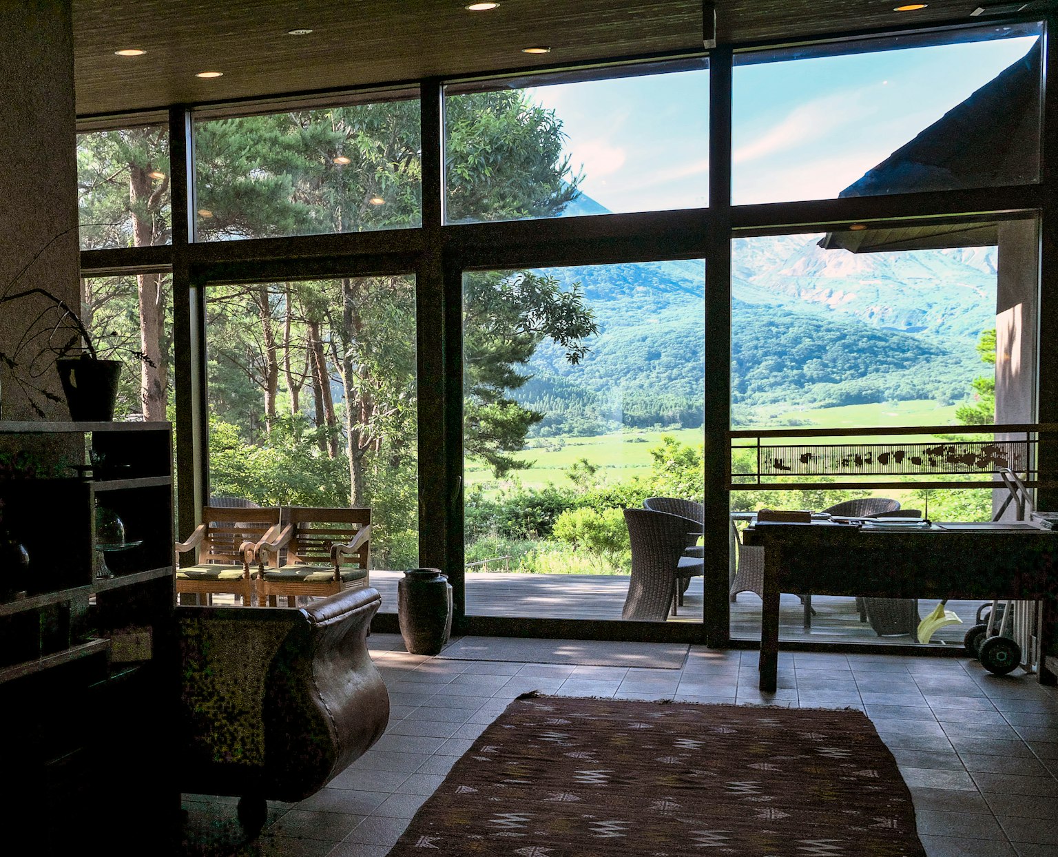 現代客廳室內，山景可見