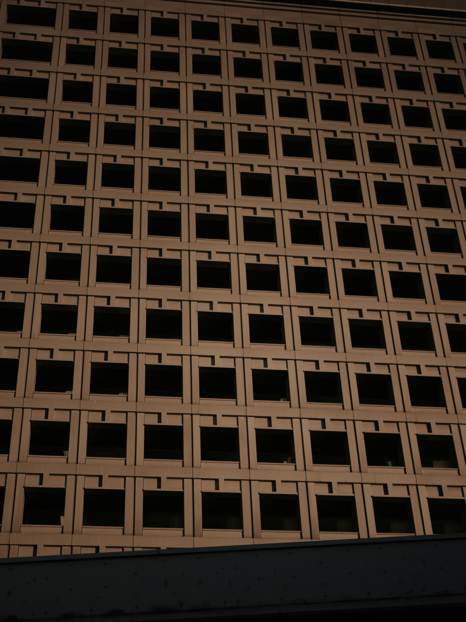 Facciata di un edificio con una griglia di finestre quadrate