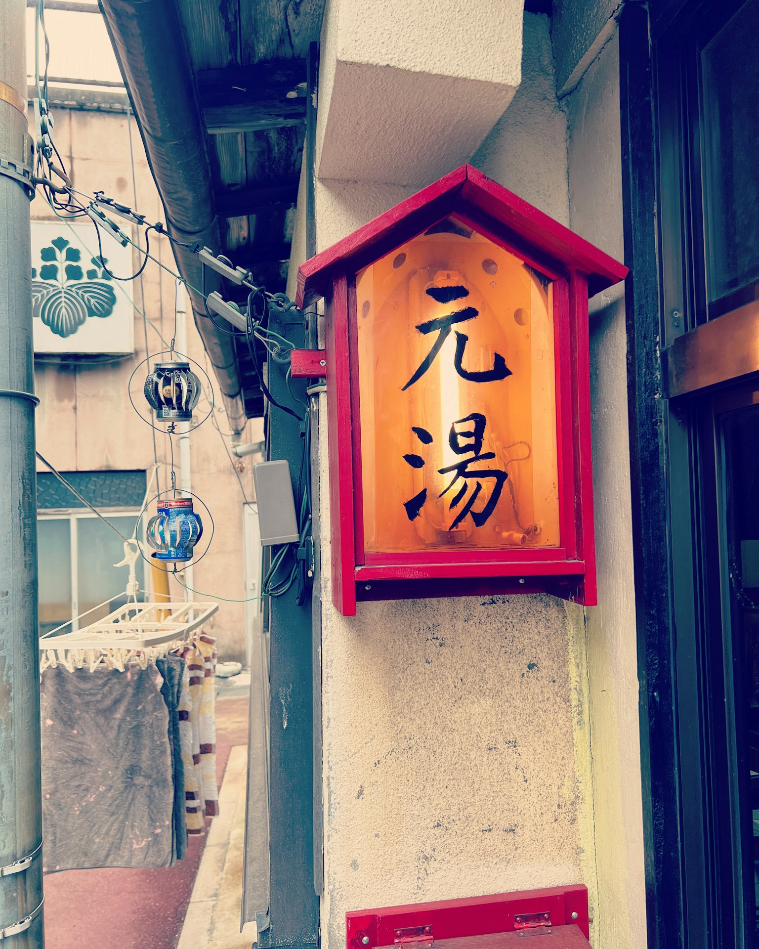 紅色屋頂的招牌上寫著元湯的字和周圍的風景