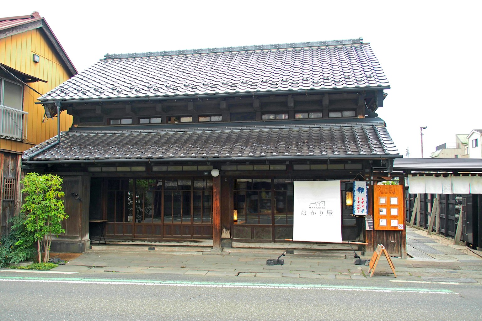 Edificio japonés tradicional de madera con techo de tejas