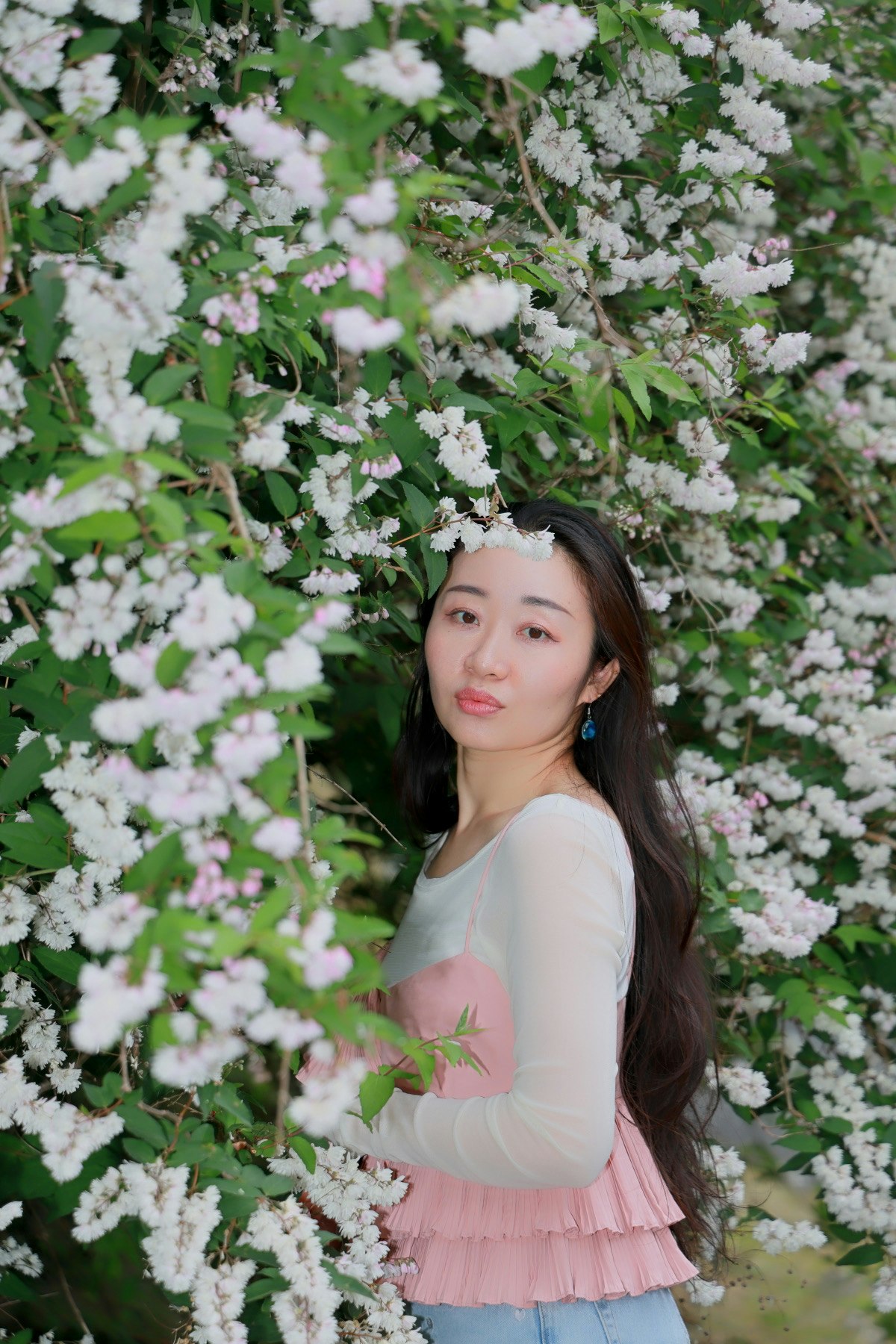 ウツギの花に囲まれたポートレート