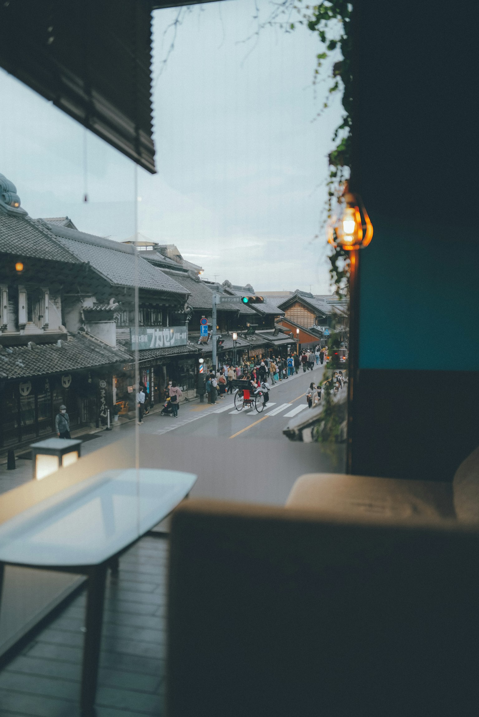 วิวถนนจากหน้าต่างร้านกาแฟพร้อมภายในที่อบอุ่น
