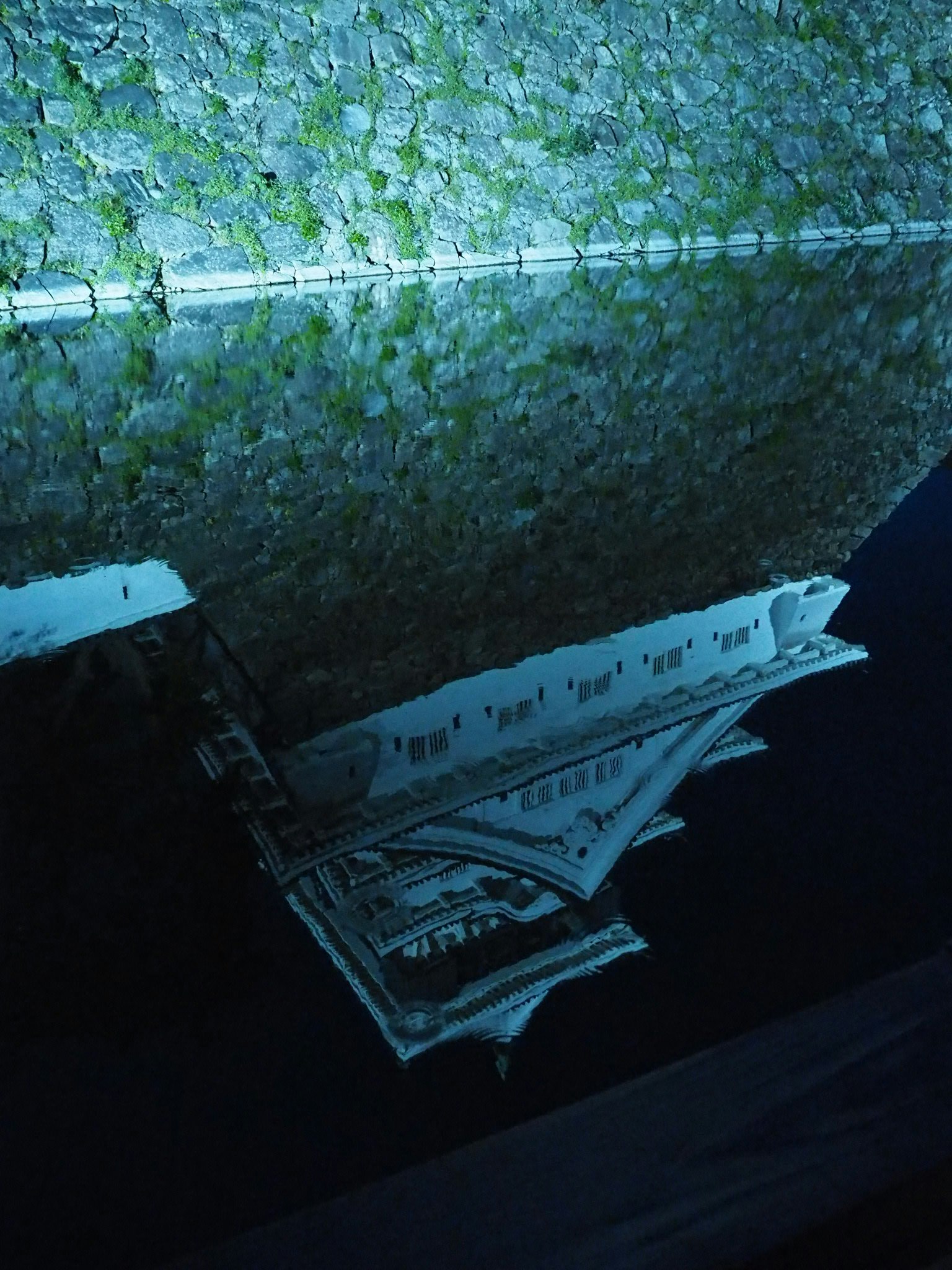水面上建築的倒影和藍色光線