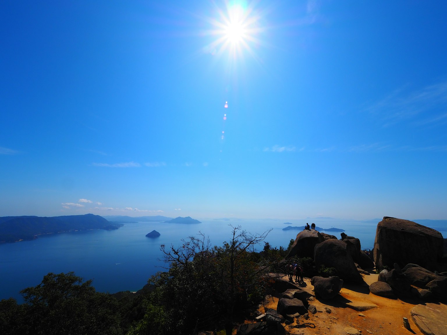 ทิวทัศน์ที่สวยงามของมหาสมุทรพร้อมแสงแดดสว่างและท้องฟ้าสีฟ้าสดใส