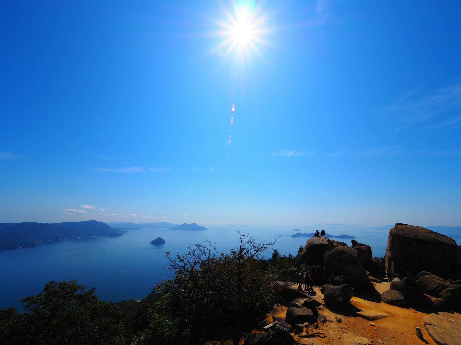 ทิวทัศน์ที่สวยงามของมหาสมุทรพร้อมแสงแดดสว่างและท้องฟ้าสีฟ้าสดใส