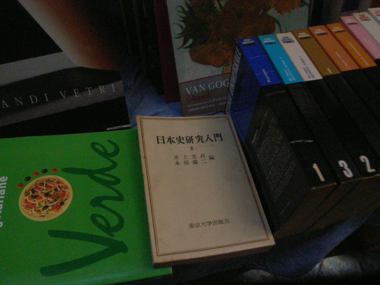 包含一本綠色書籍和一本日語書籍的圖片