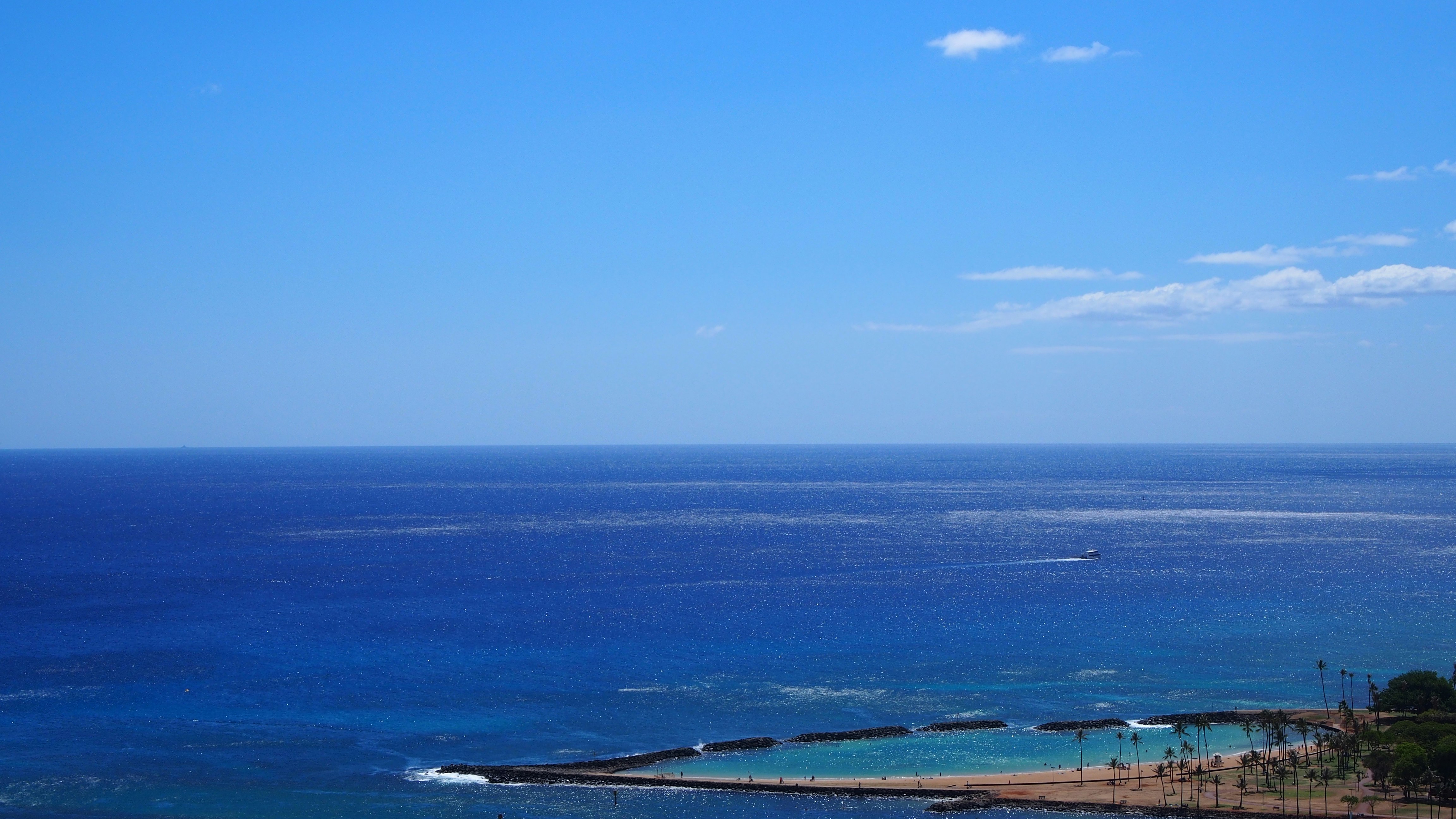 海と水平線が広がる遠景の海岸風景