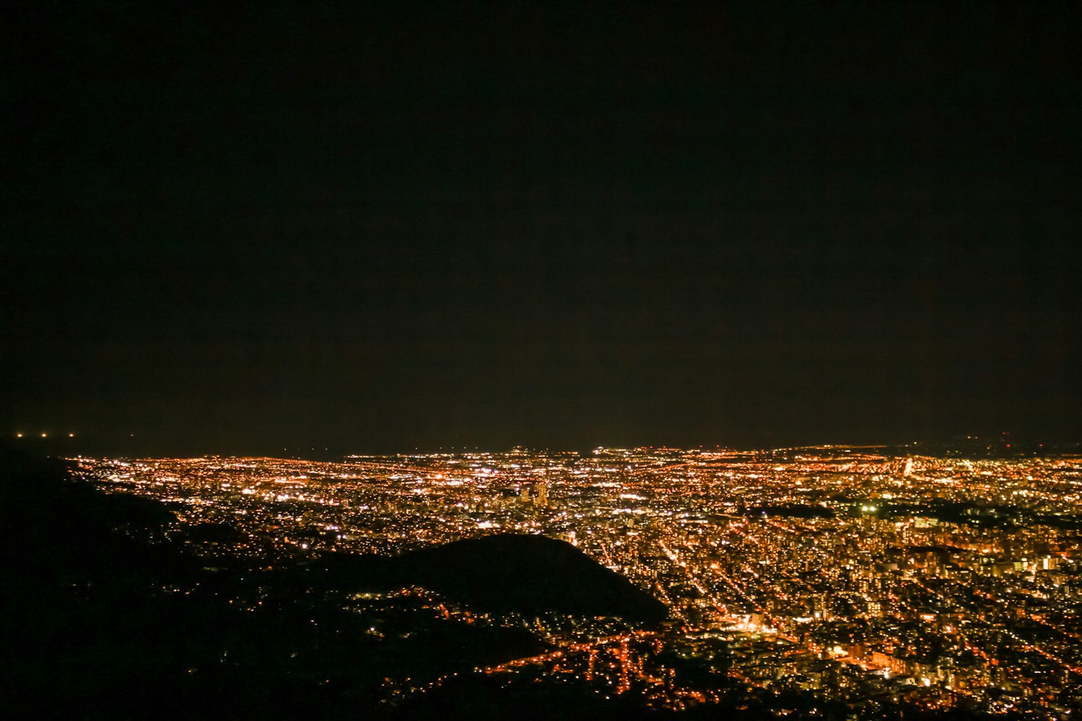 Una impresionante vista panorámica de una ciudad de noche con un mar de luces
