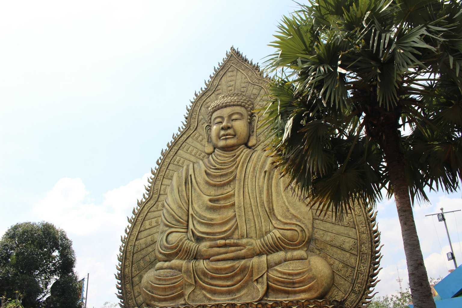Grande statua di Buddha sotto un cielo blu