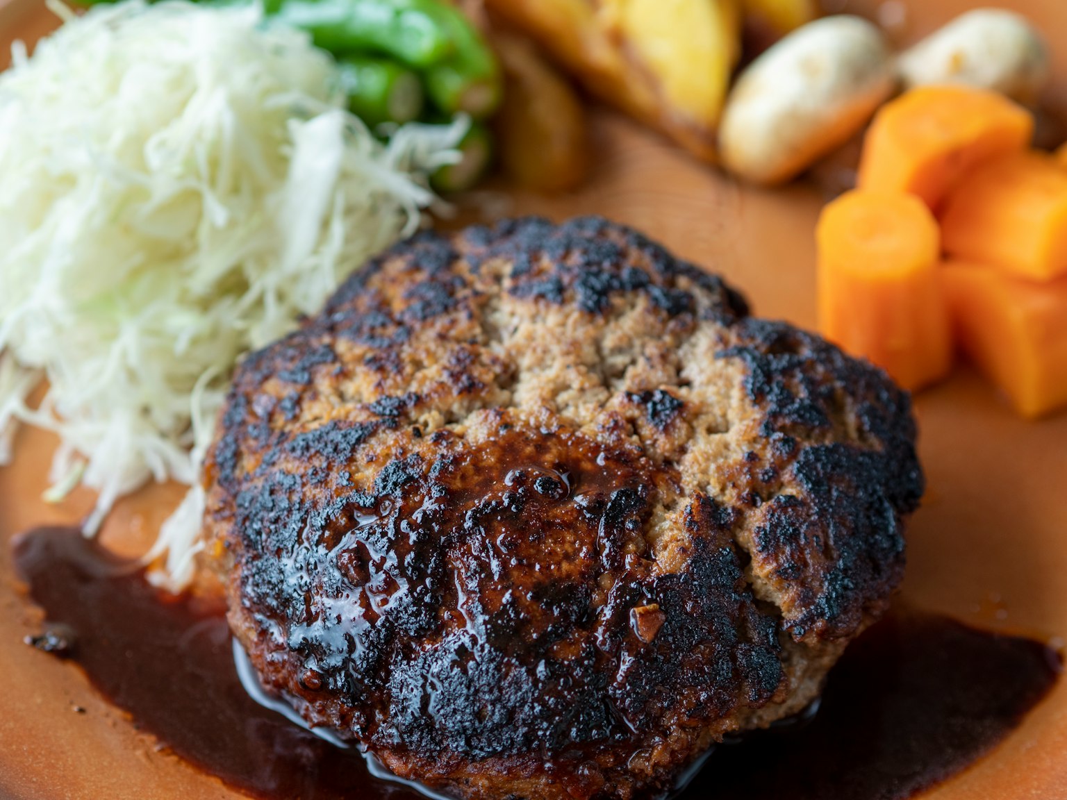 Hamburguesa a la parrilla con verduras variadas