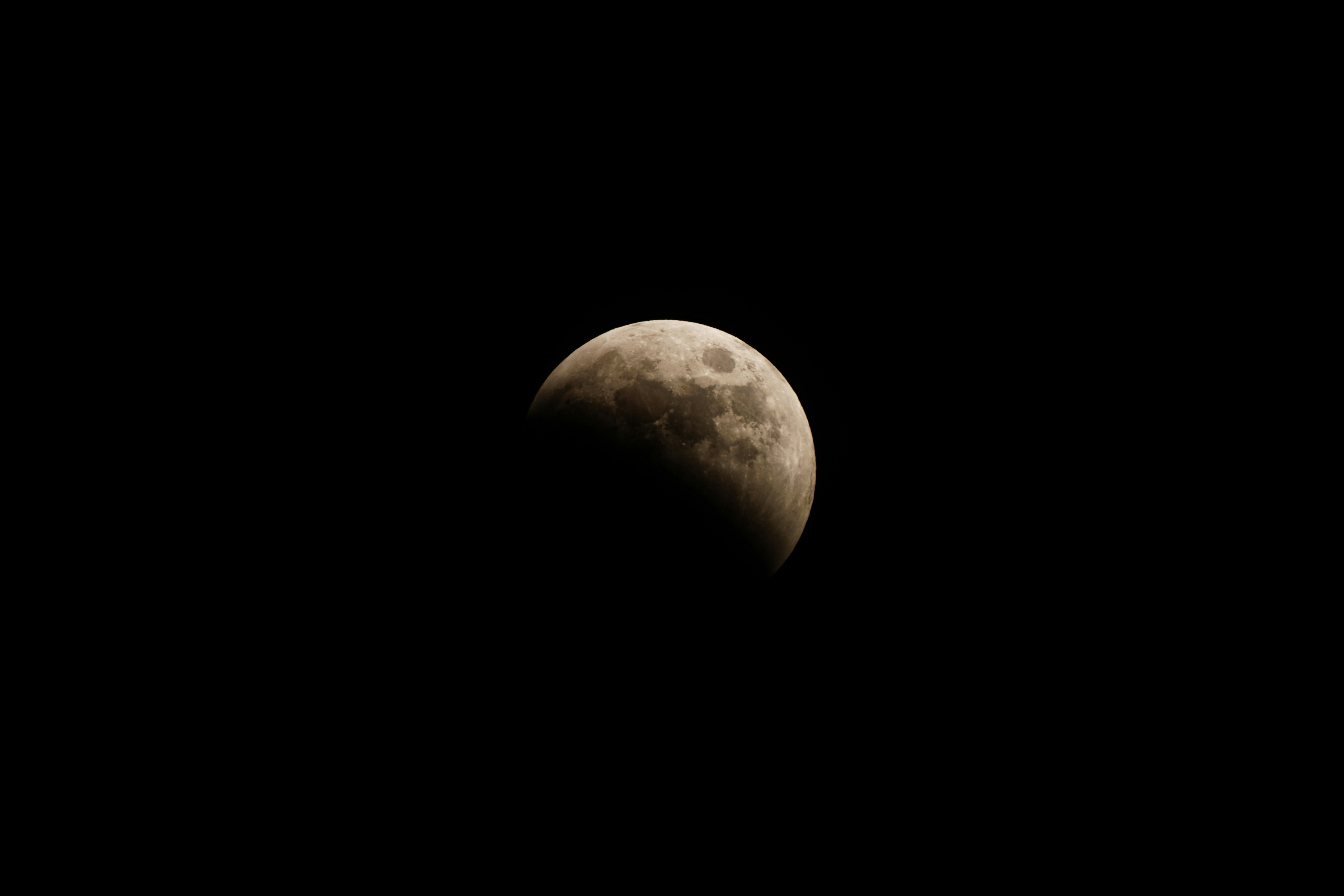luna en eclipse parcial sobre fondo negro