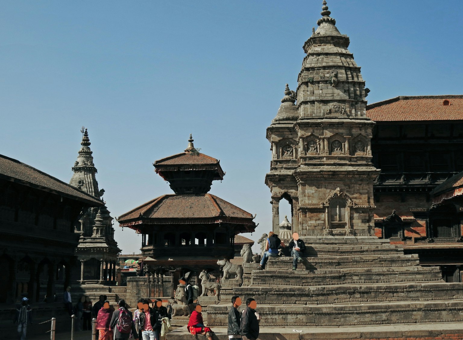 Historischer Tempelkomplex auf dem Durbar-Platz in Kathmandu mit Menschen