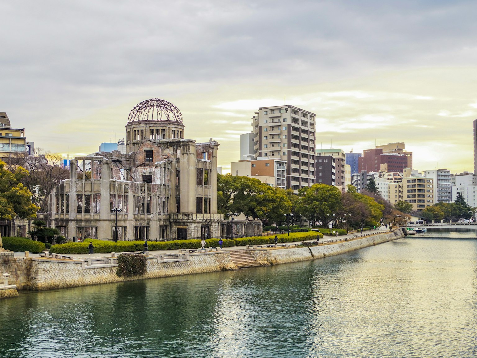 Monumen Perdamaian Hiroshima dan lanskap kota modern di sepanjang sungai