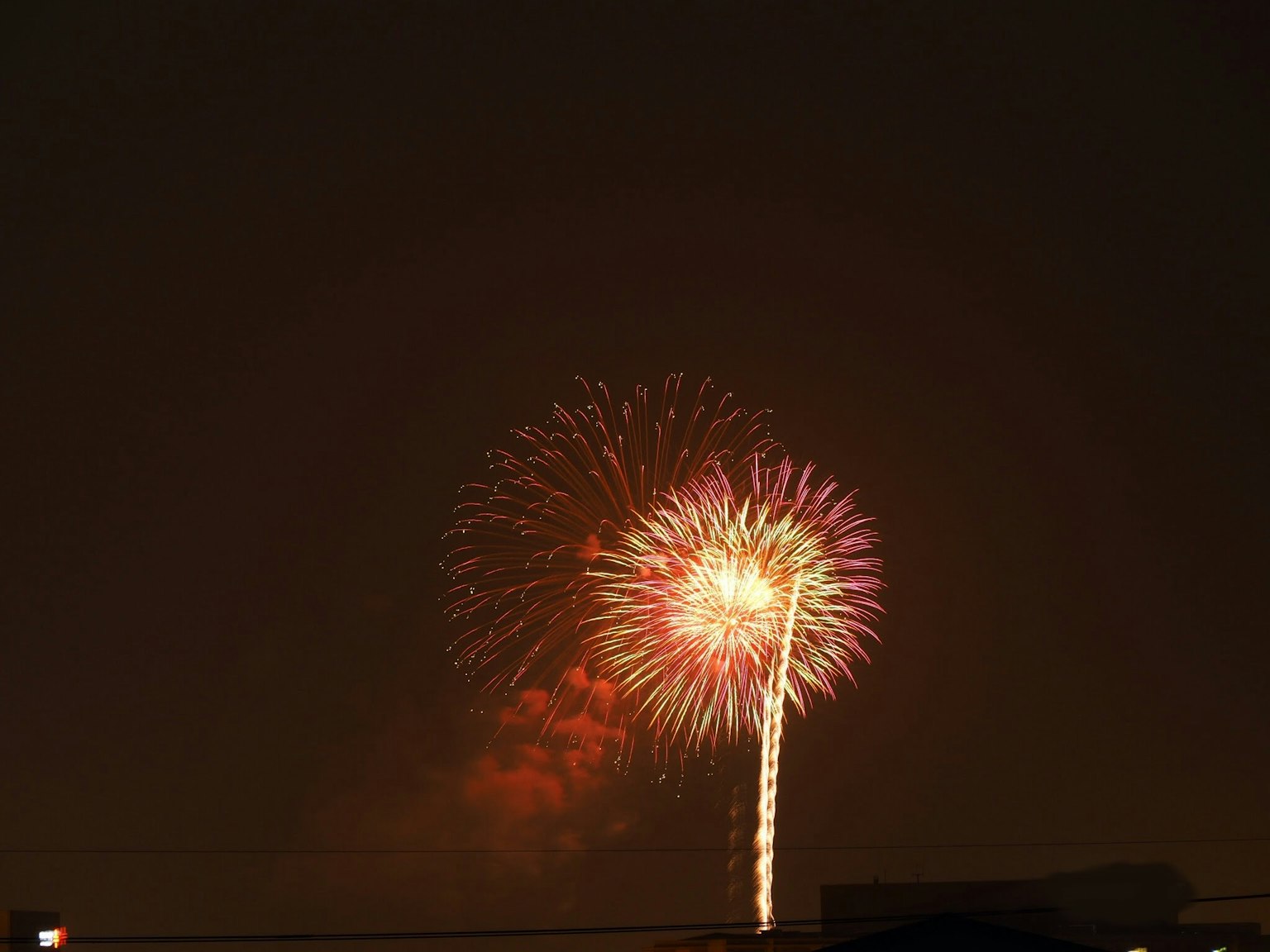 夜空中绽放的五彩斑斓的烟花