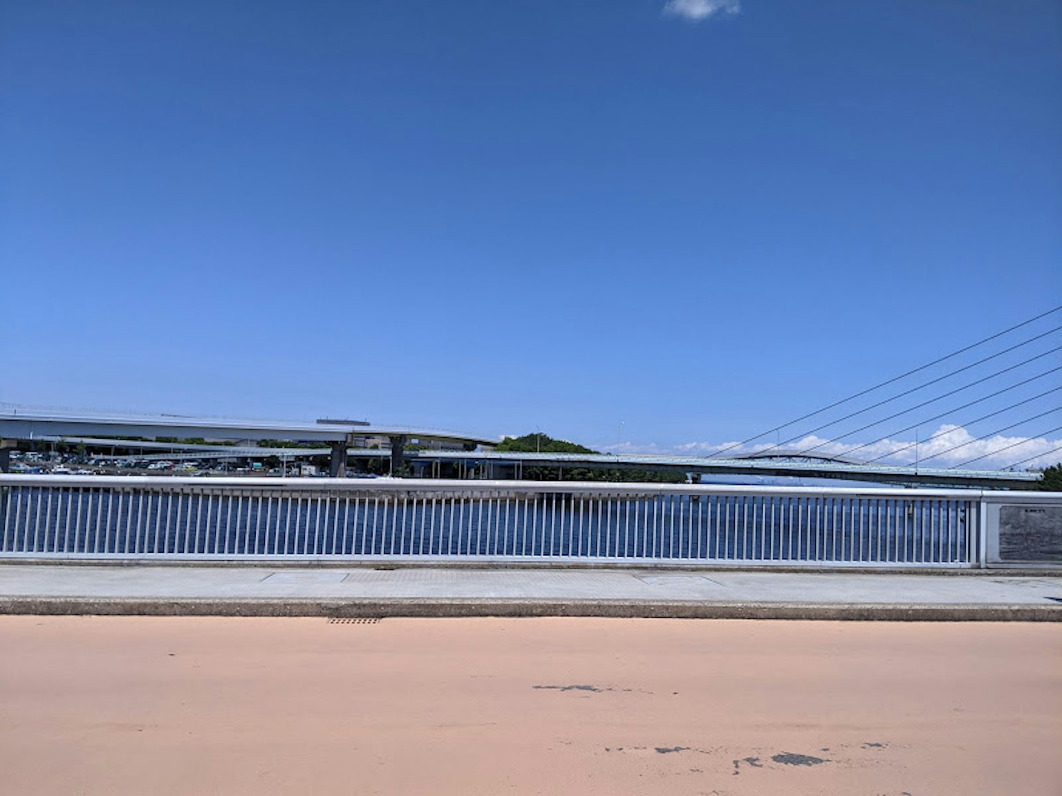 Jembatan di atas air di bawah langit biru cerah