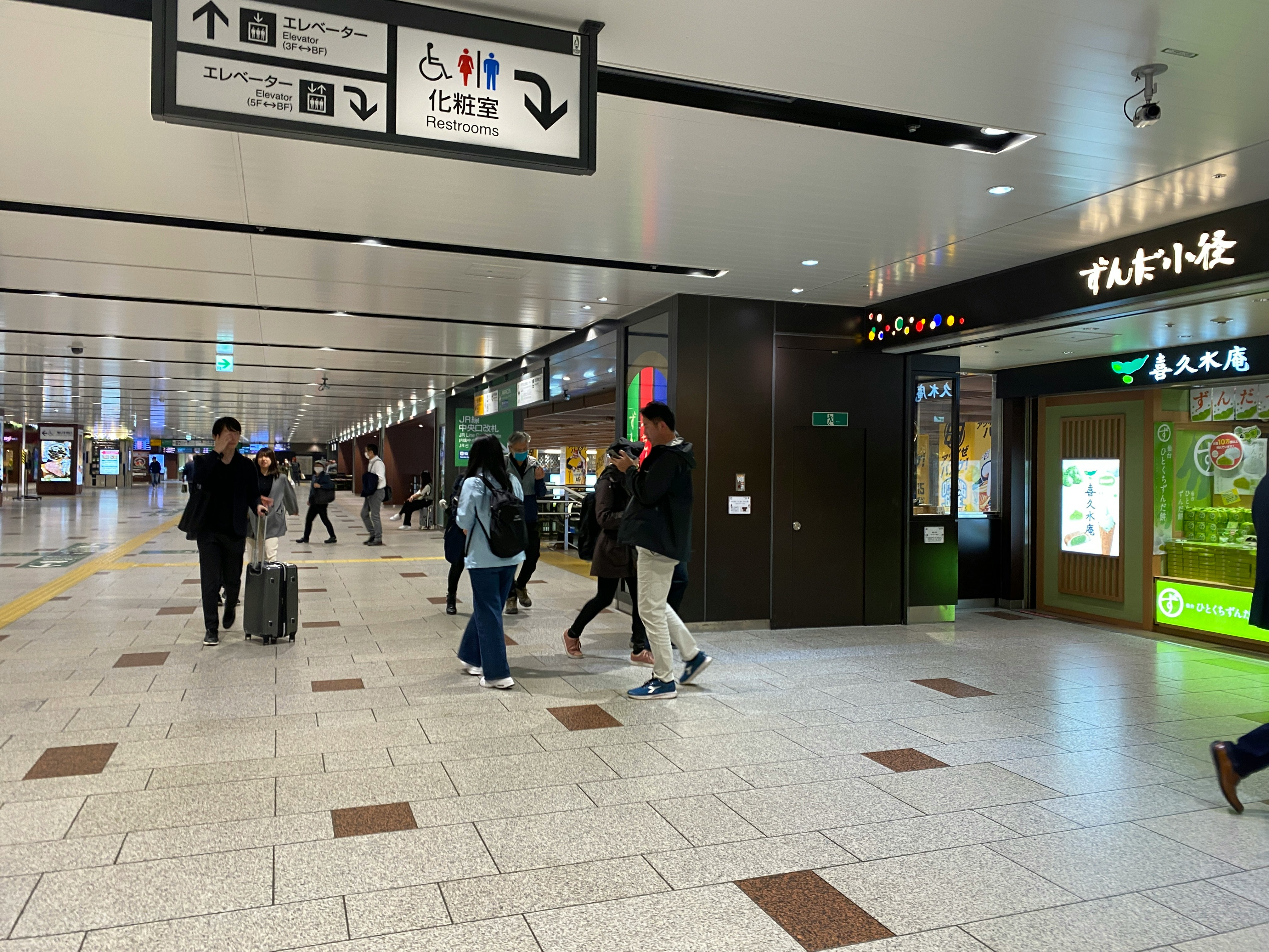 駅構内の通路で買い物客が行き交う風景