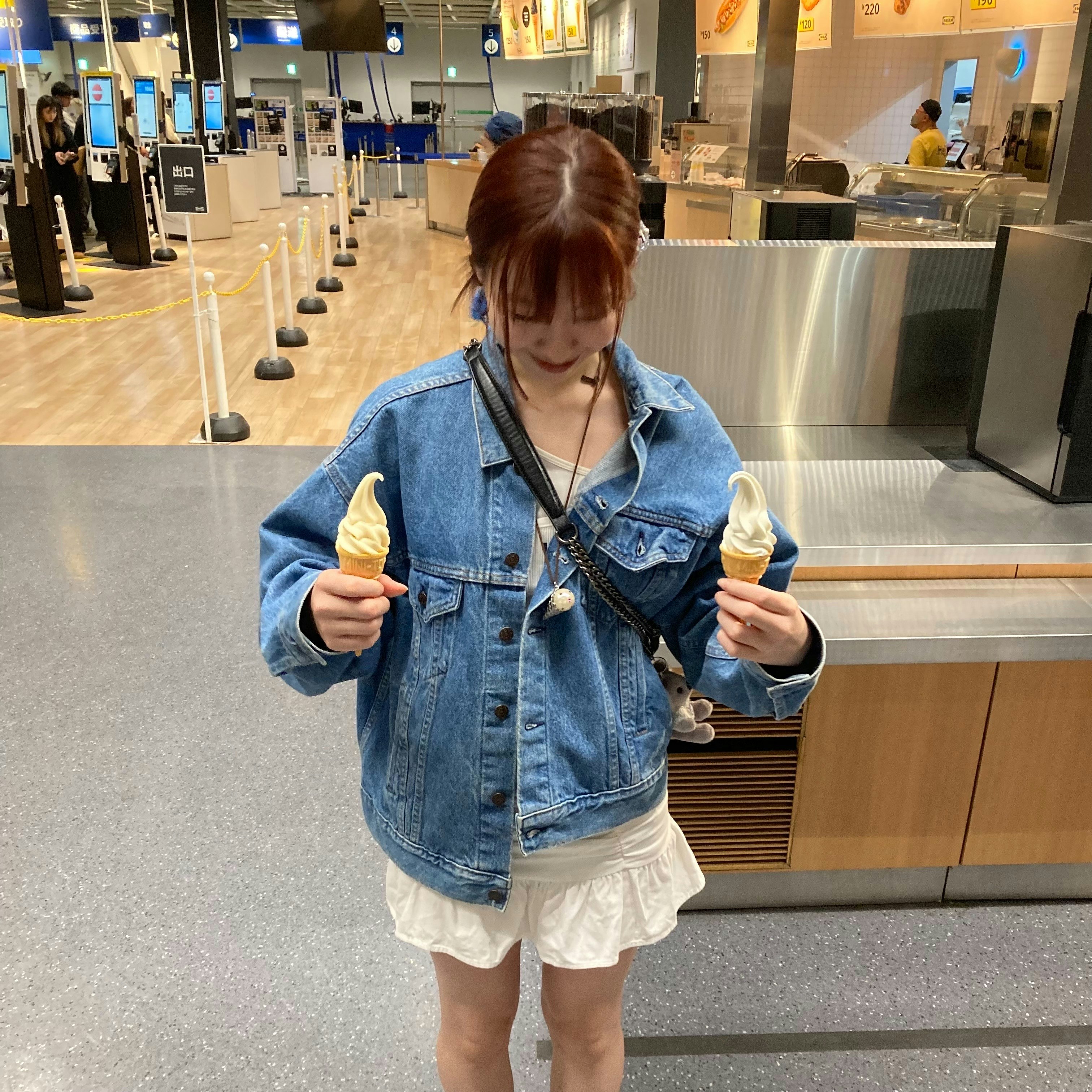 室内咖啡店柜台前拿着冰淇淋的孩子