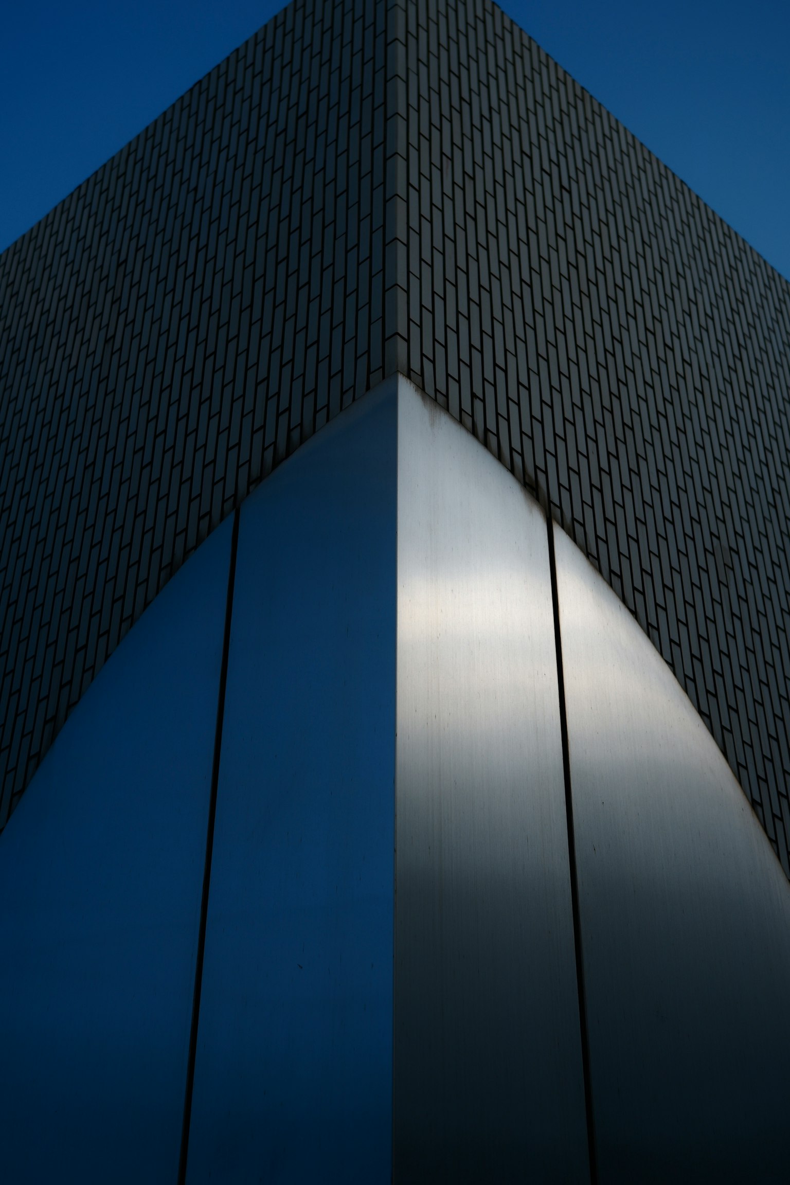 Image montrant le coin d'un bâtiment avec une surface métallique