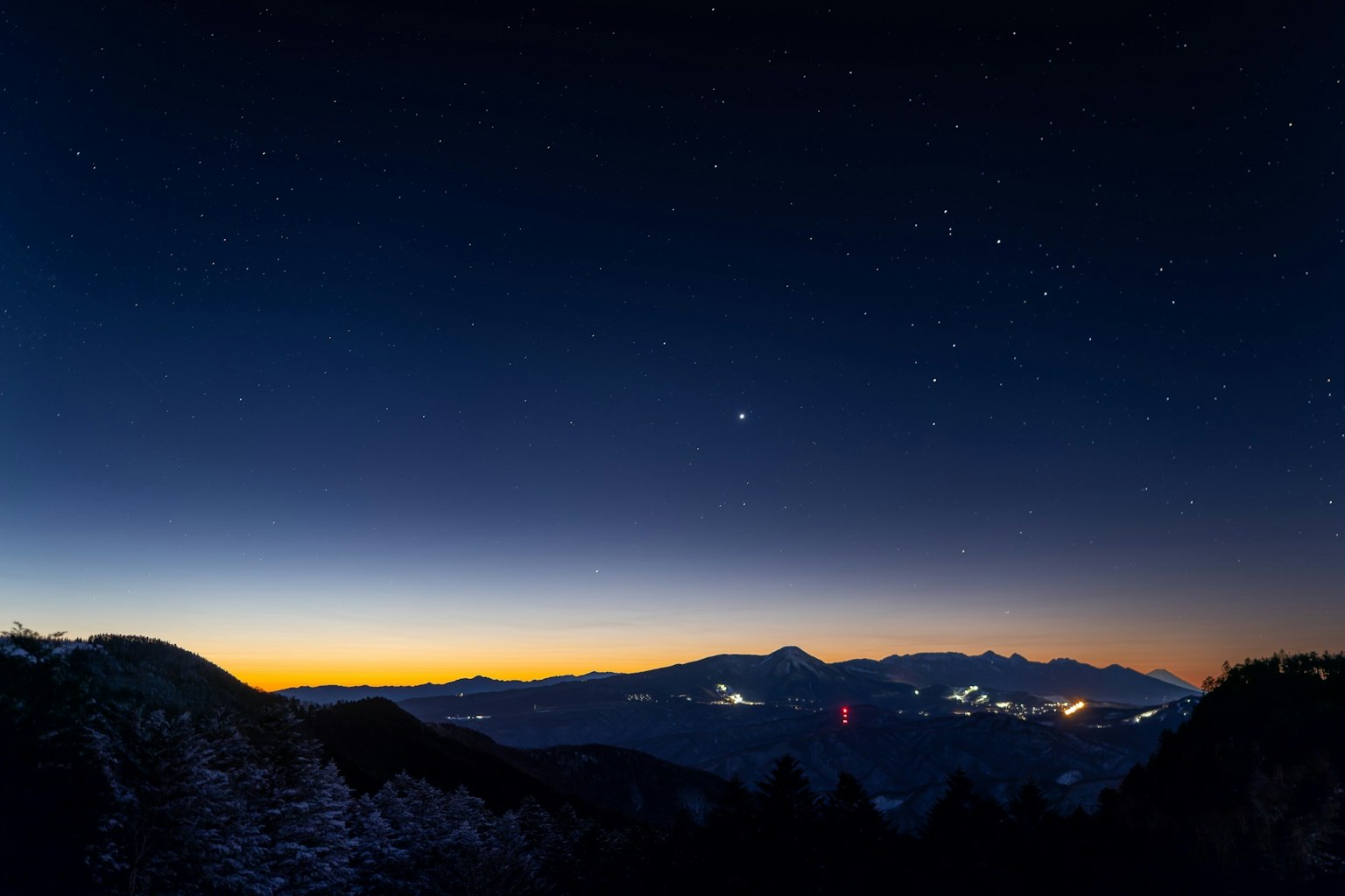 星空下的山脉风景和黑暗的地平线