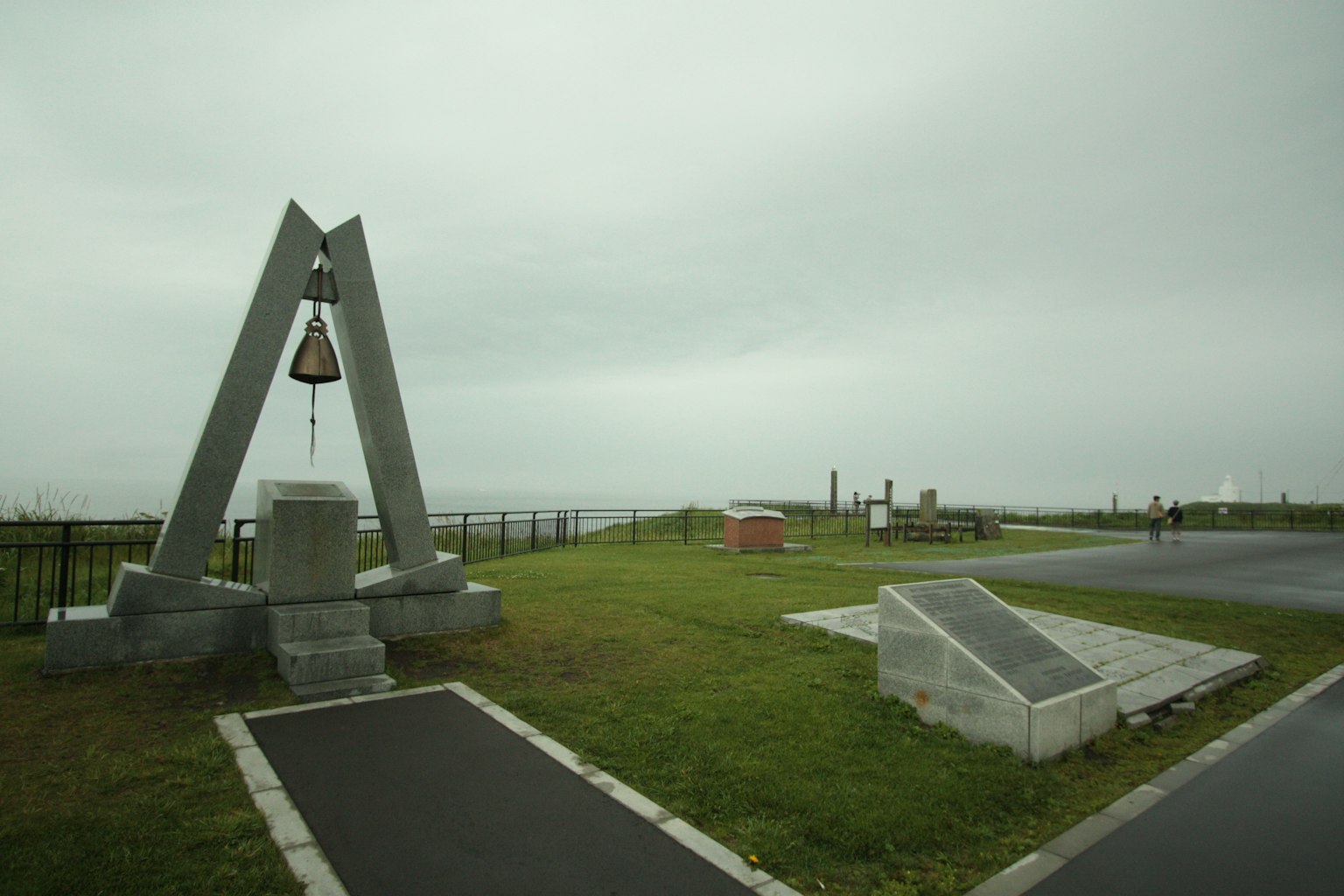 Vue d'un monument et d'une cloche sous un ciel nuageux