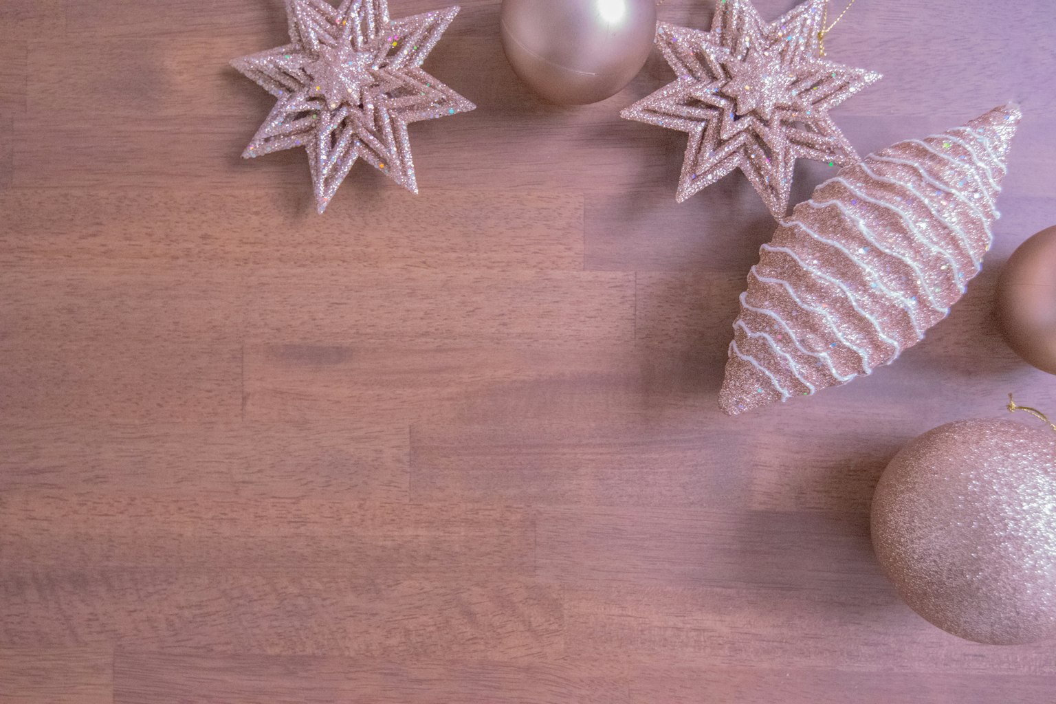 Szene mit Weihnachtsdekorationen und Sternornamenten auf einem Holztisch