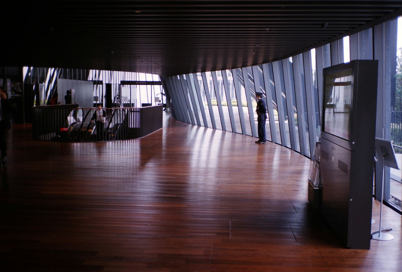 Espacio interior moderno con diseño curvo y suelo de madera