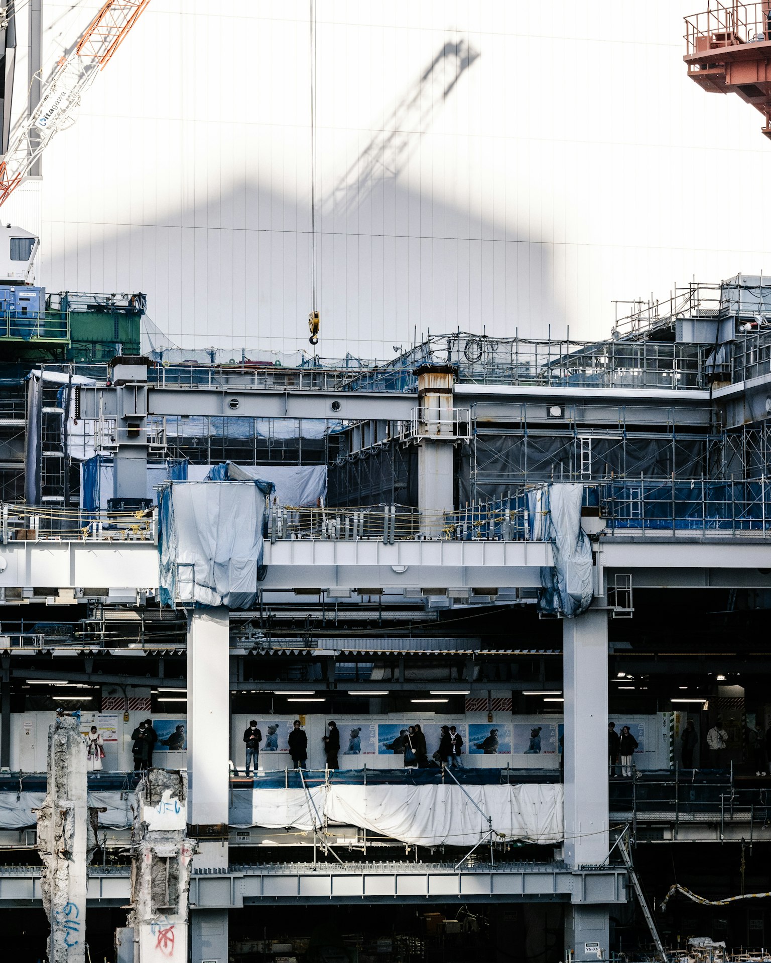 建設中の工事現場の詳細な構造と作業員の姿