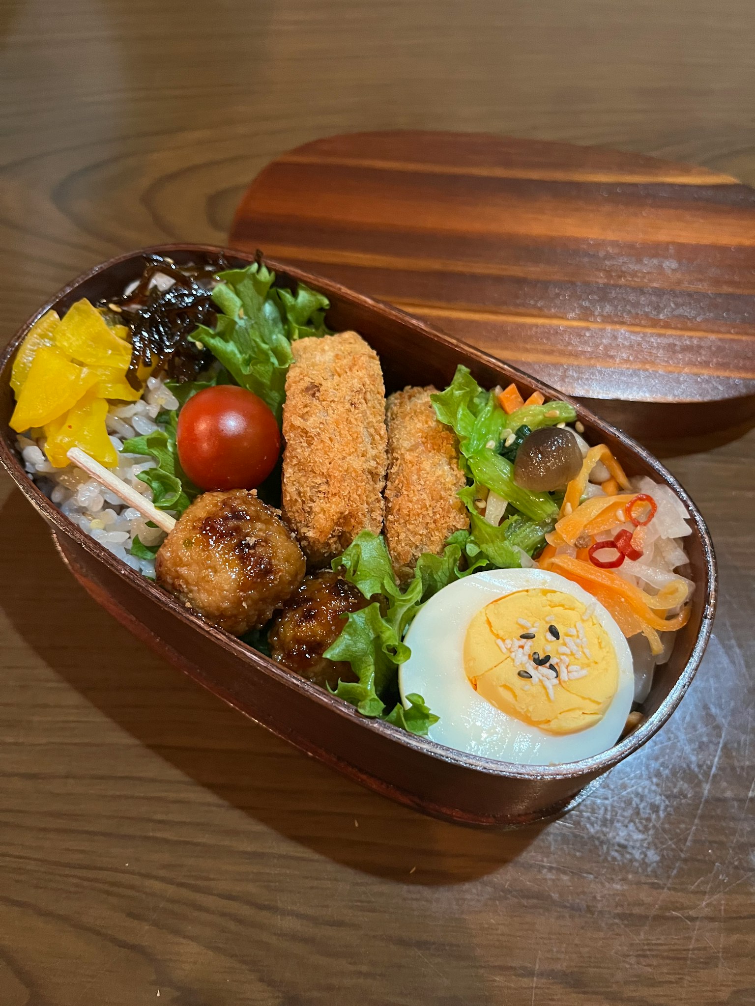 나무 도시락에 담긴 맛있는 음식 모음