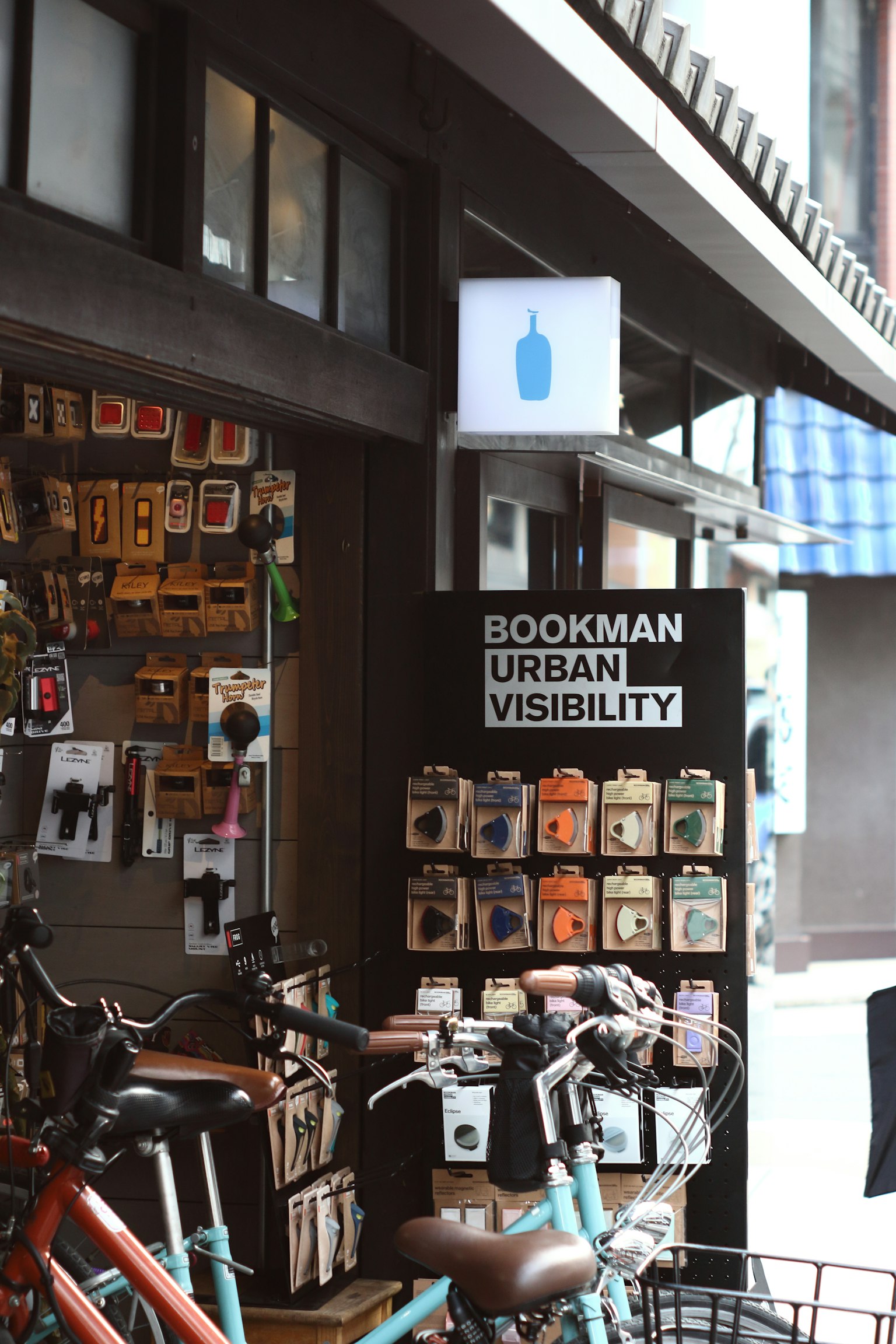 Bicicletta parcheggiata davanti a una libreria con esposizione di prodotti