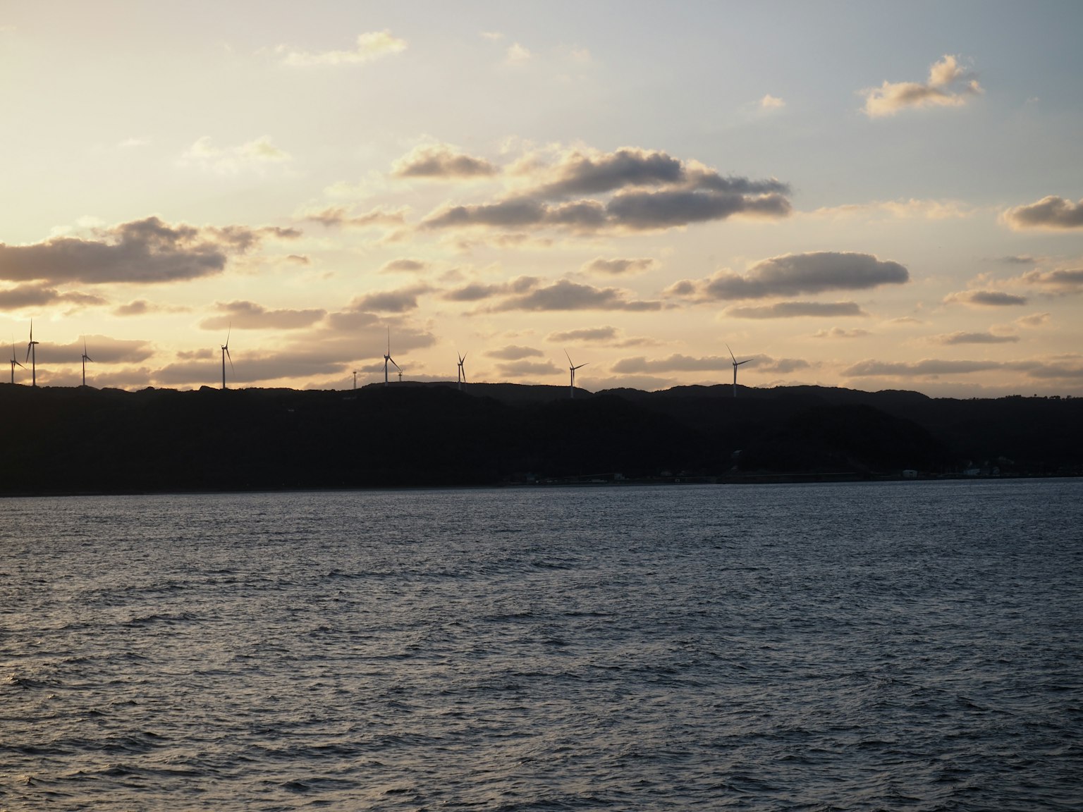 海上的日落和可見的風力發電機