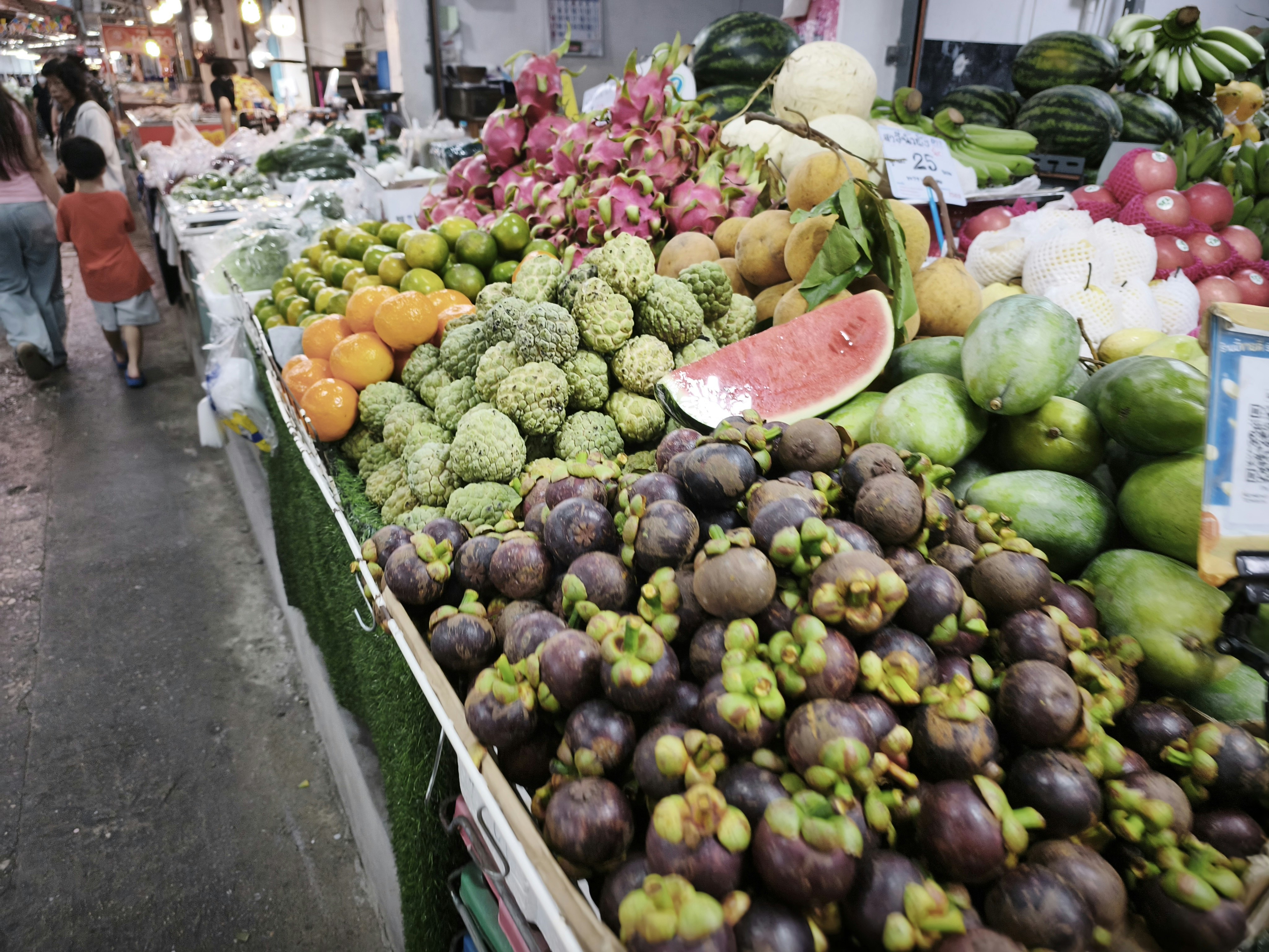 市場の屋台に並ぶ色とりどりの野菜