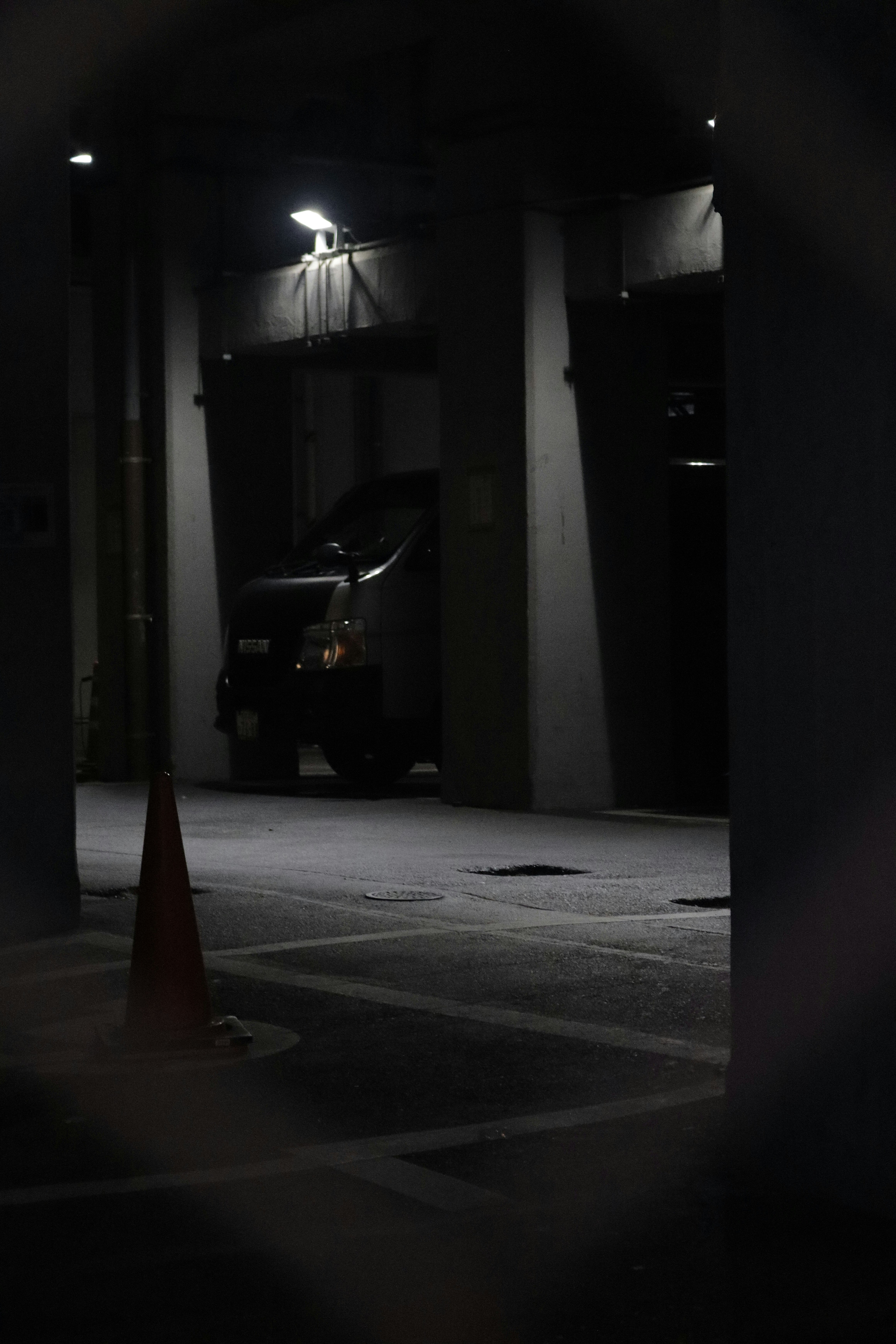 夜晚昏暗巷弄裡被探照燈照亮的汽車通道