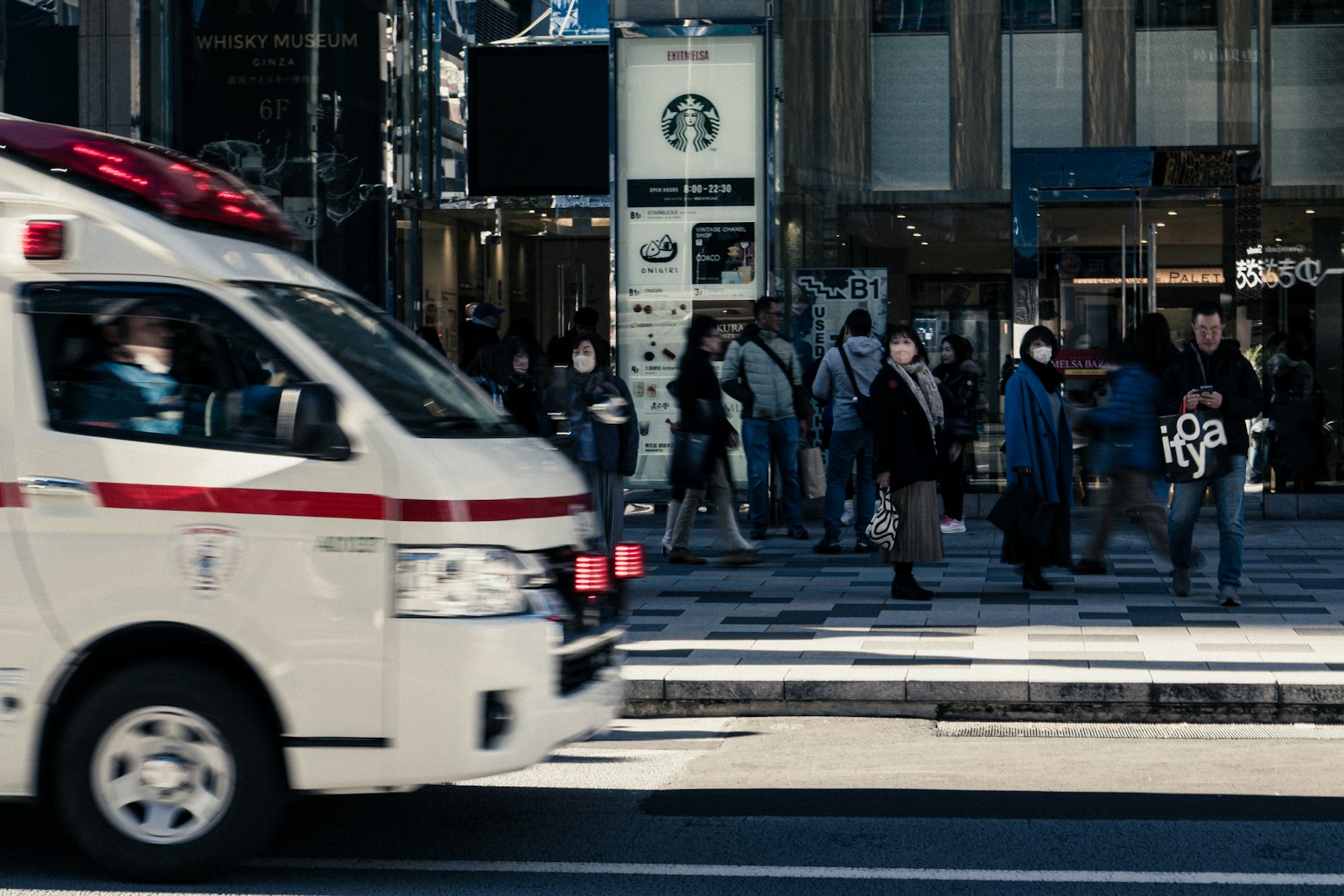 一輛救護車在行人過馬路時經過