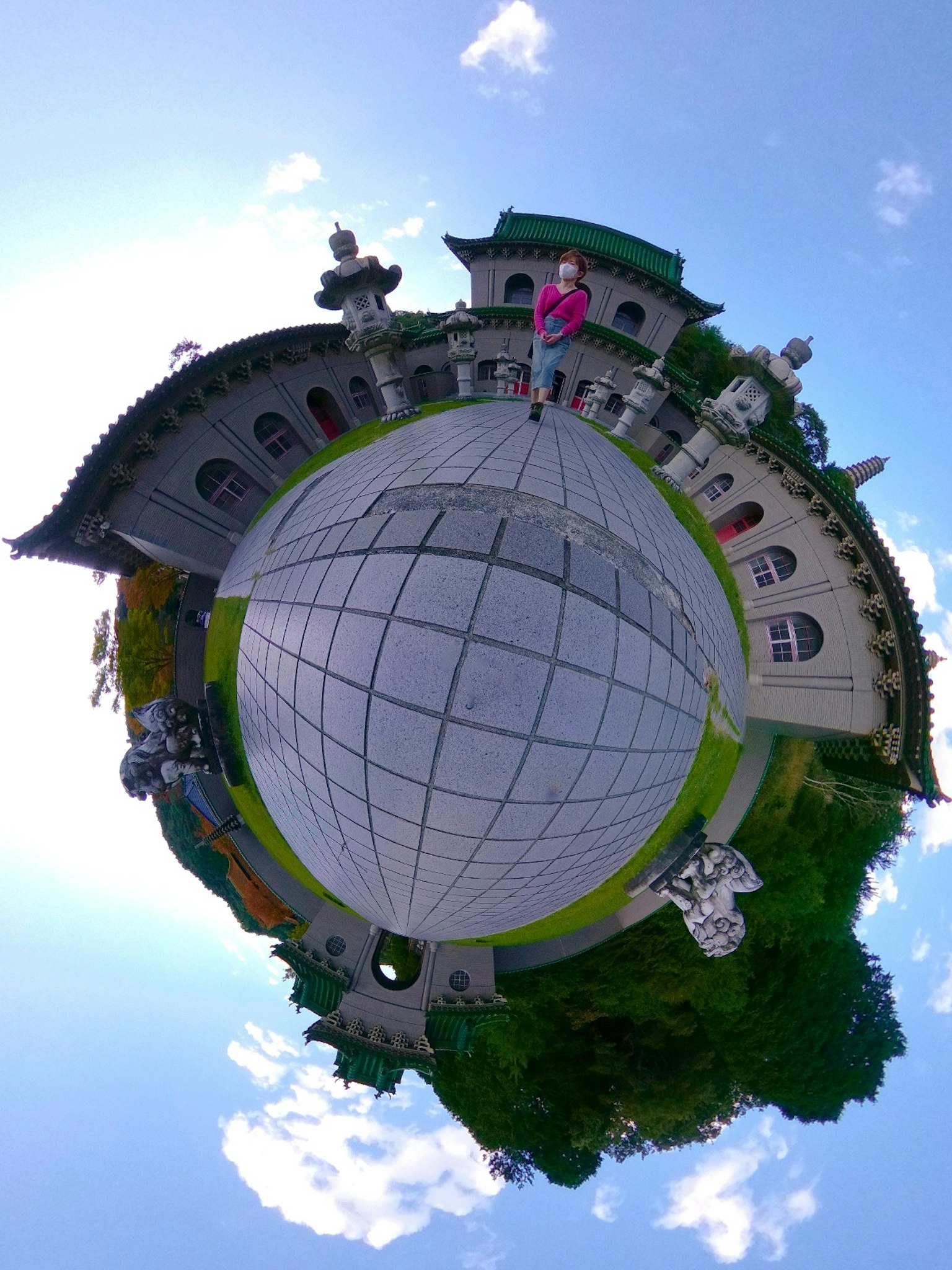 Hình ảnh panorama 360 độ của một người phụ nữ đứng trong một quảng trường được bao quanh bởi các tòa nhà