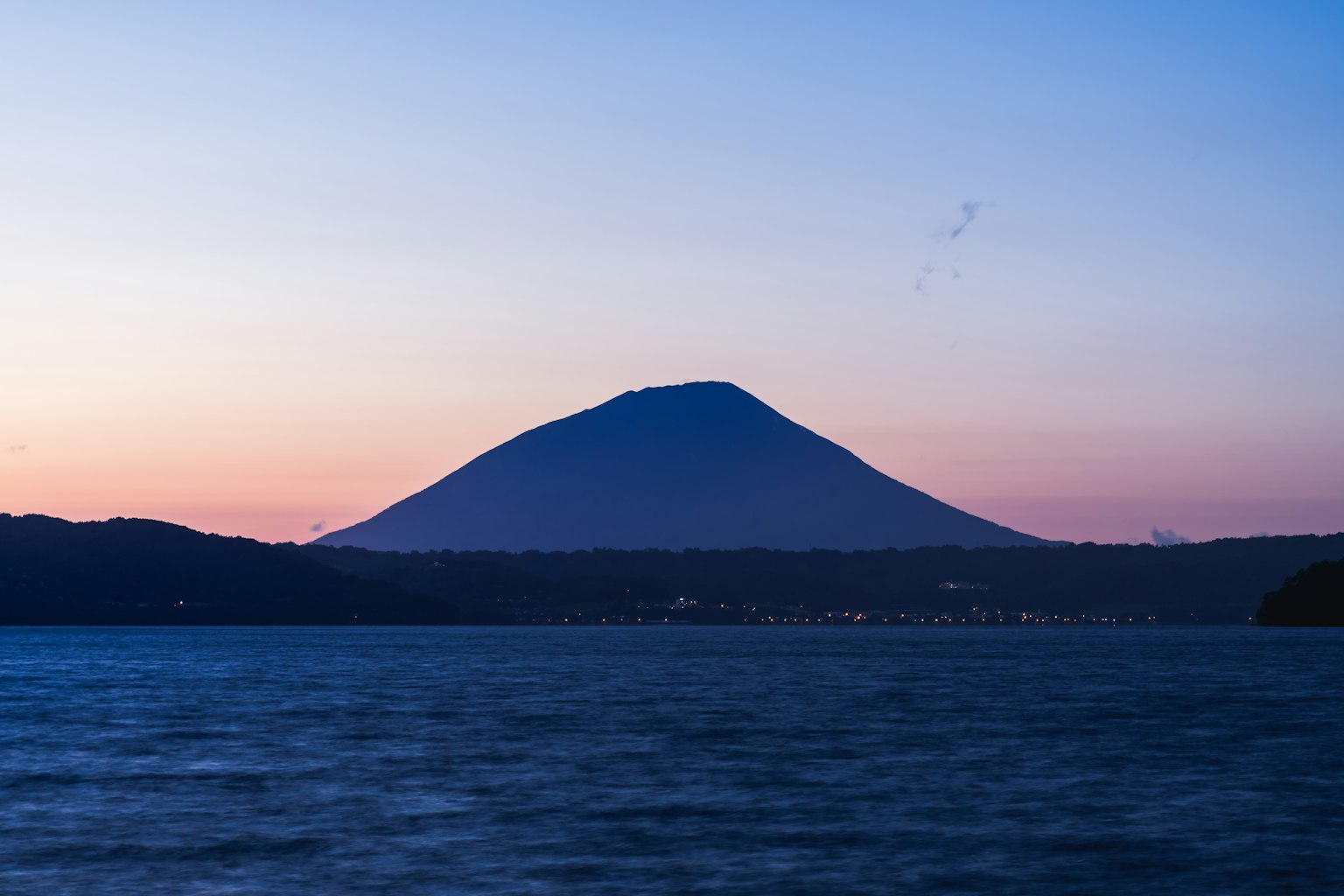 Pemandangan pegunungan yang indah saat matahari terbenam Nama gunung tidak diketahui Refleksi air yang mengesankan