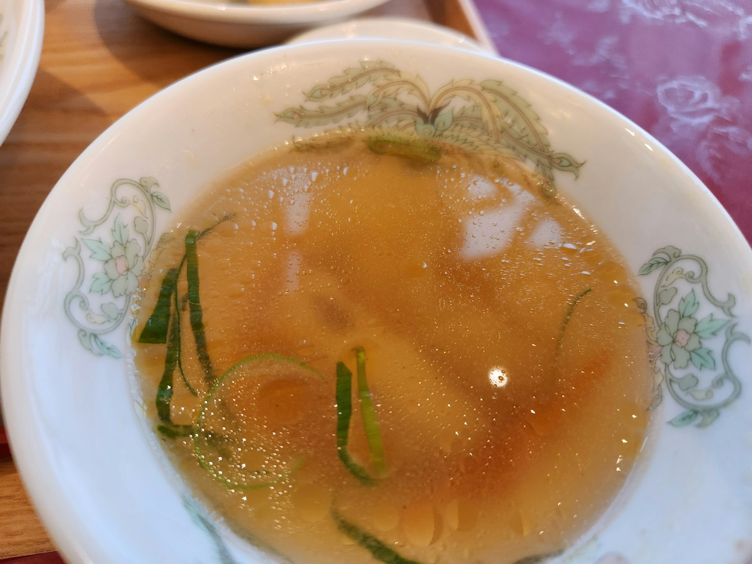 清汤中有细绿草的白碗