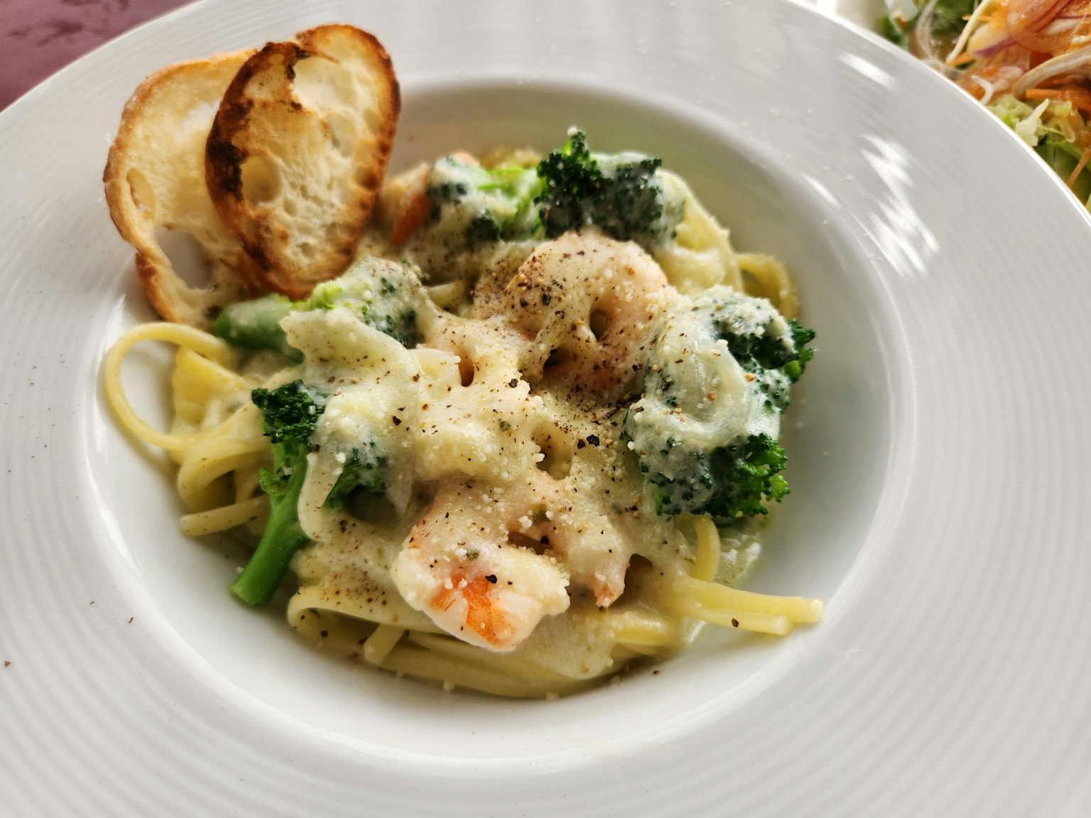 Pasta cremosa con camarones y brócoli con pan tostado