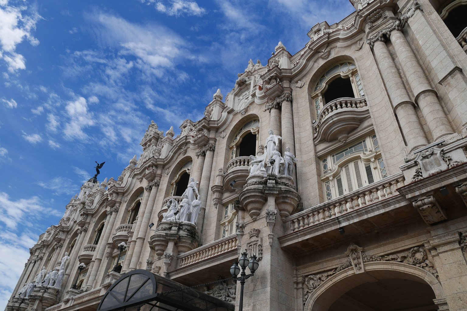 Großes historisches Theater mit schöner Architektur und detaillierten Skulpturen
